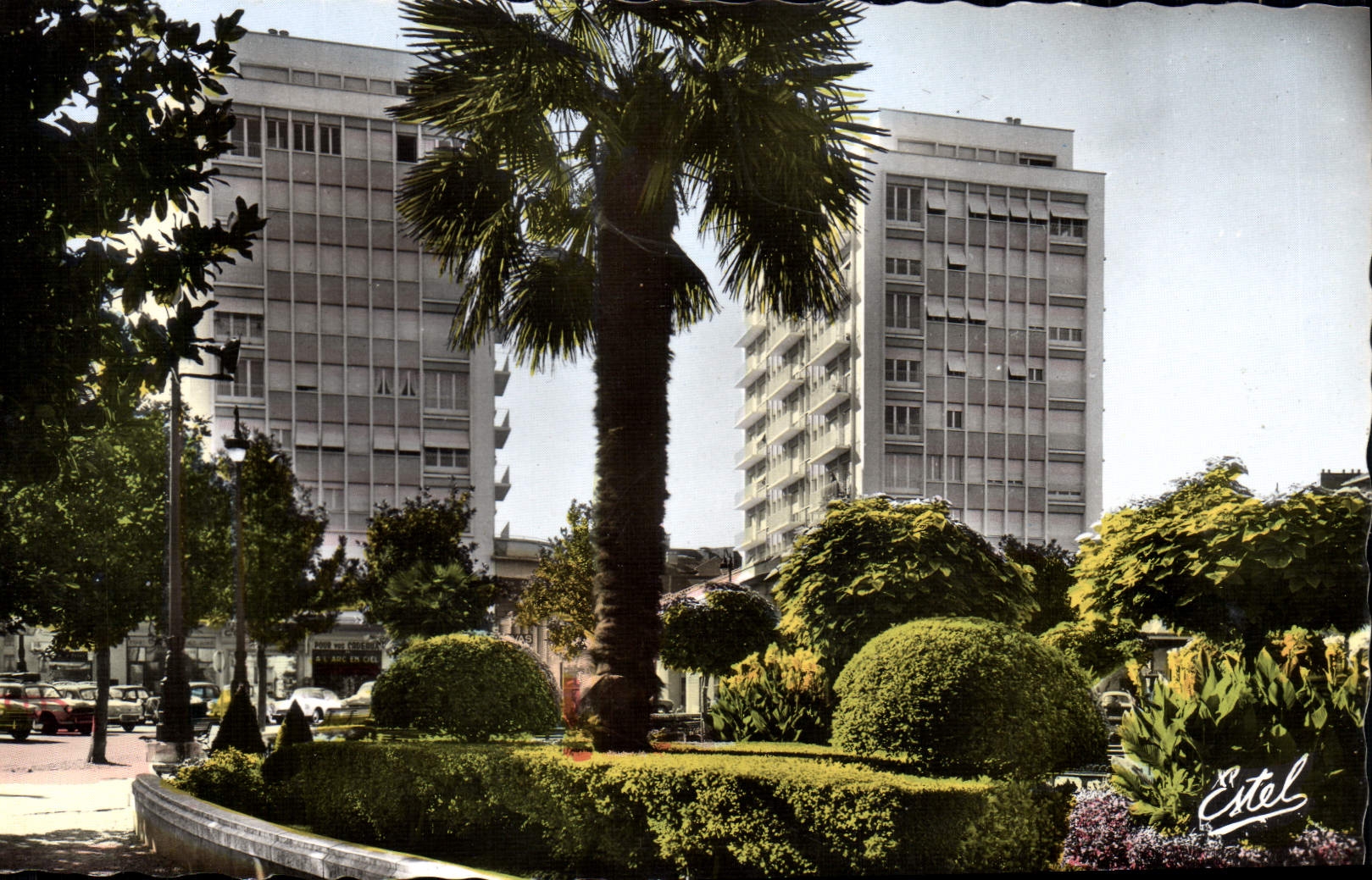 CPM Pau Vue la Place Clemenceau et le Palais des Pyrenees