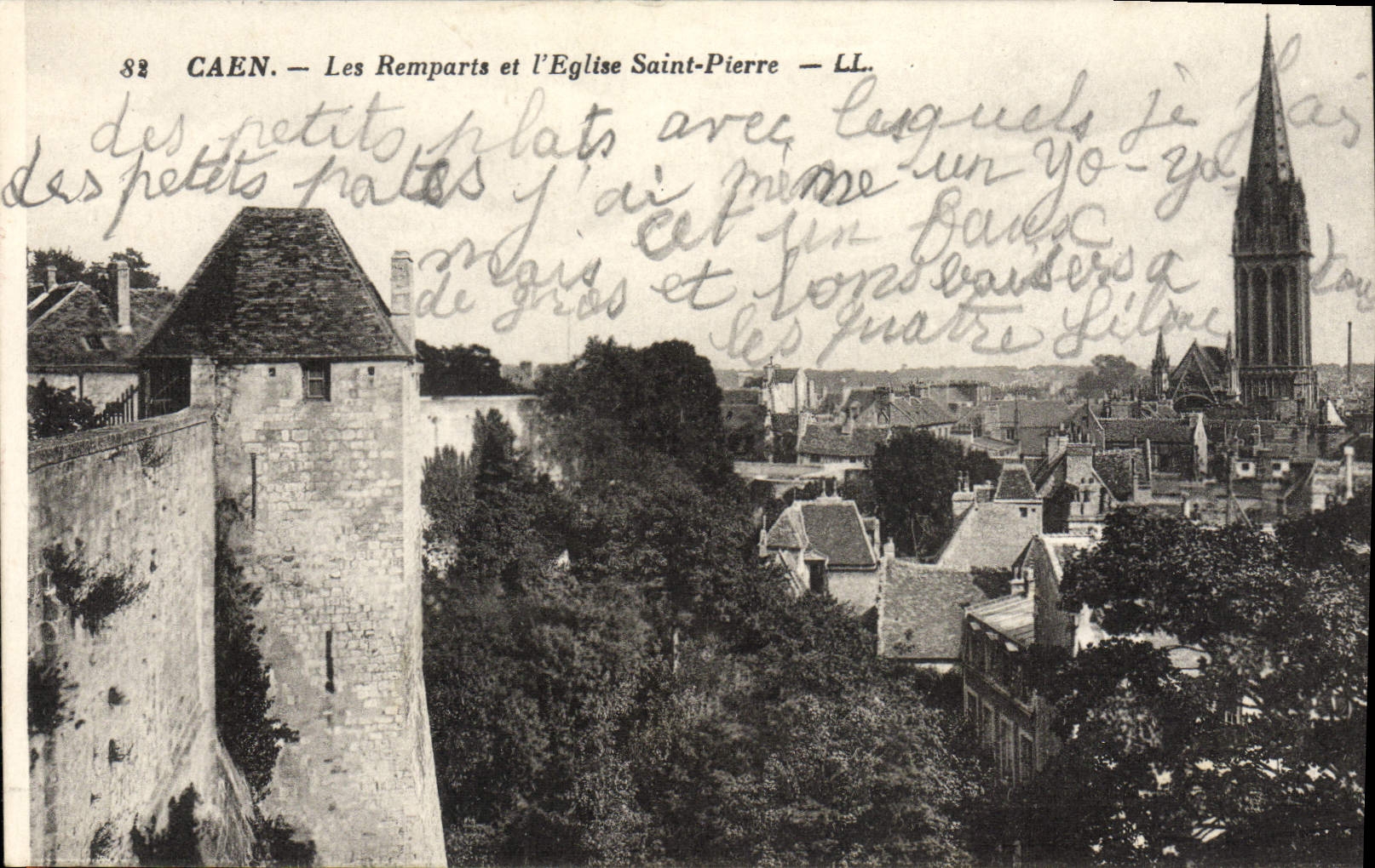 CPA Caen Les Remparts et l'Eglise Sanit Pierre