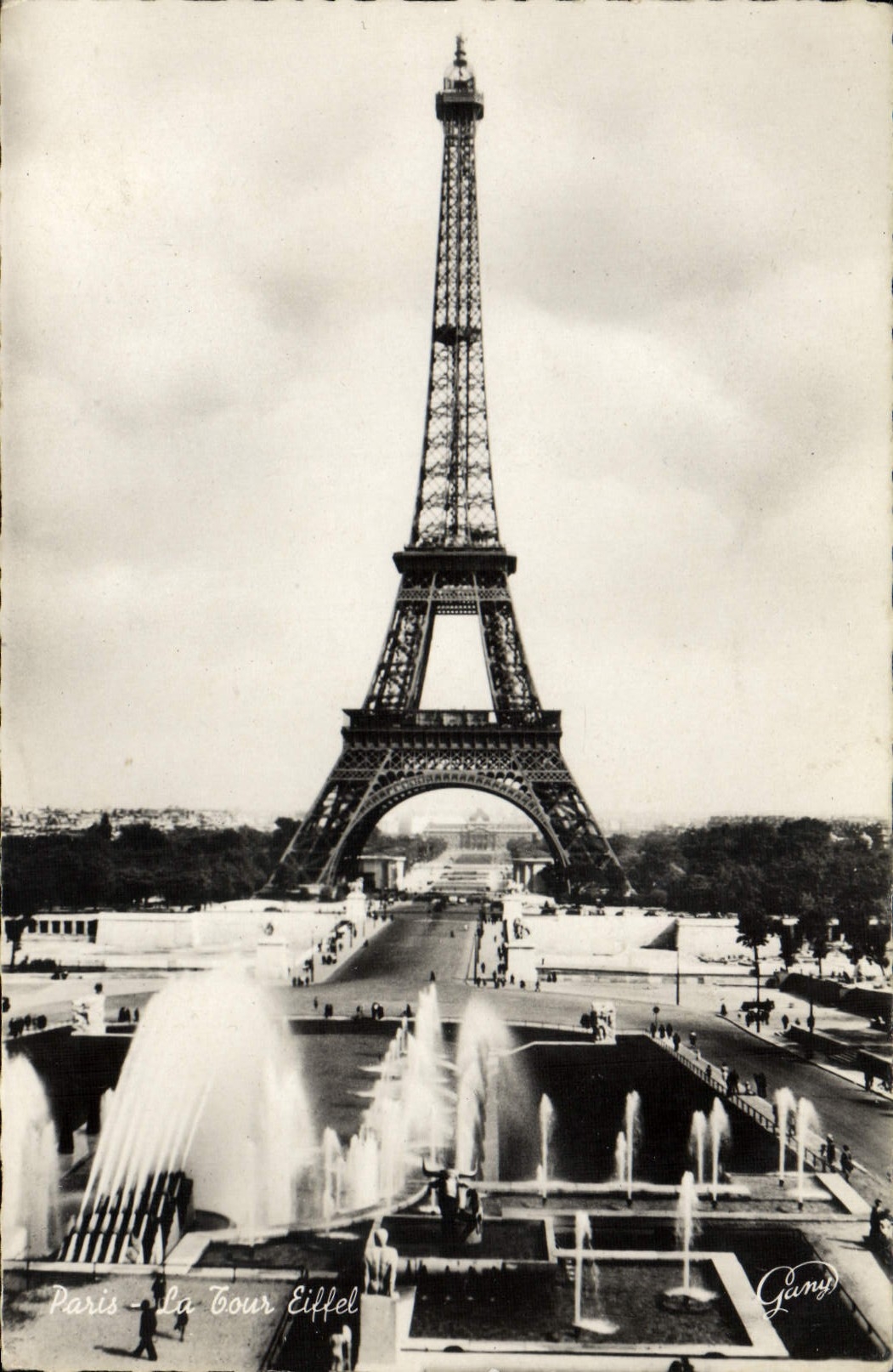 CPM Paris La Tour Eiffel 