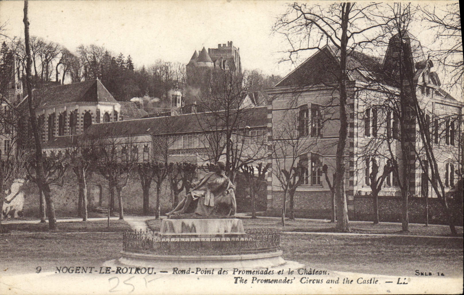 CPA Nogent Le Rotrou Rond Point des promenades et le chateau
