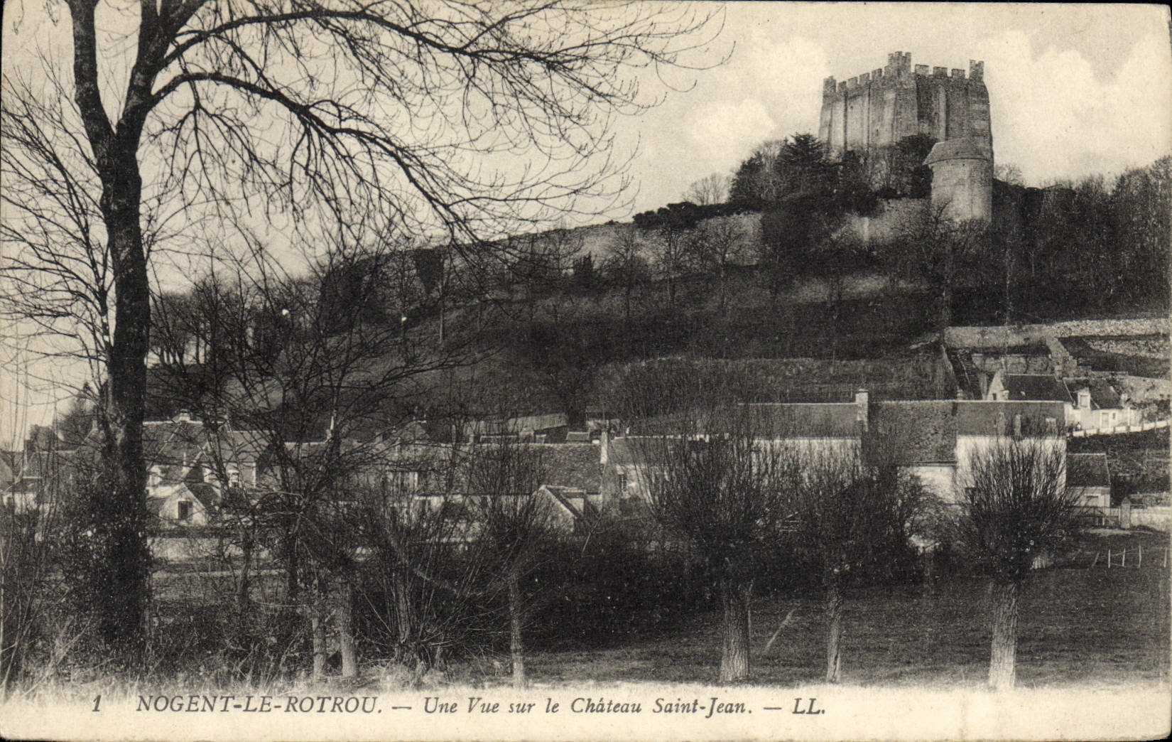 CPA Nogent Le Rotrou Une Vue sur le Chateau Saint Jean