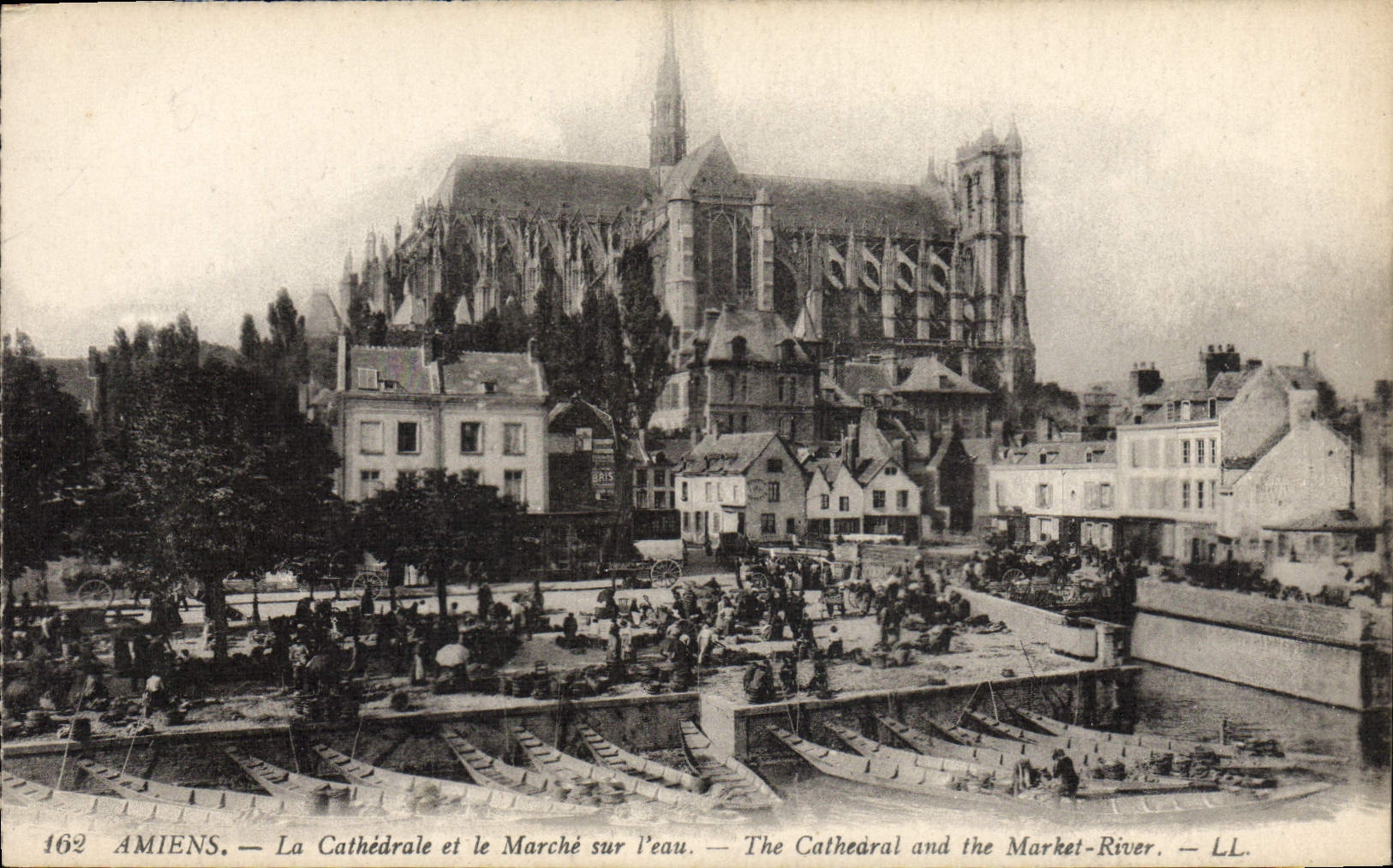 CPA Amiens La Cathedrale et le Marche Sur L'eau