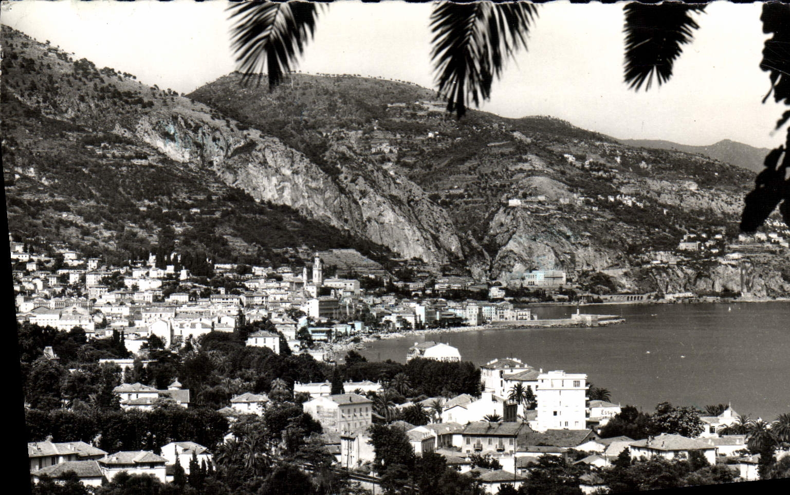 CPM Carnoles Menton Au Fond L'italie