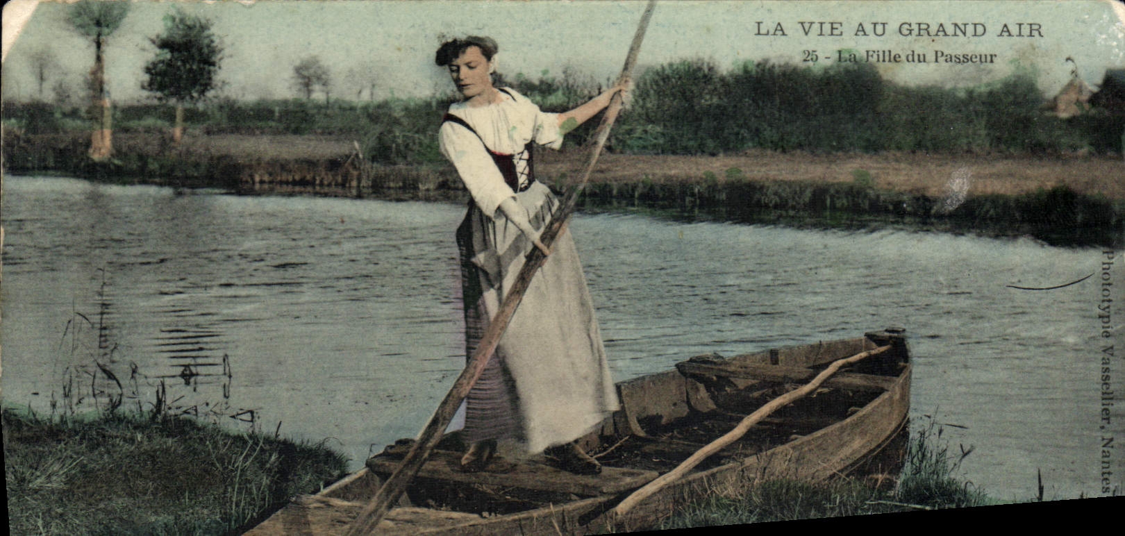 CPA La Vie Au Grand Air La fille du passeur Folklore
