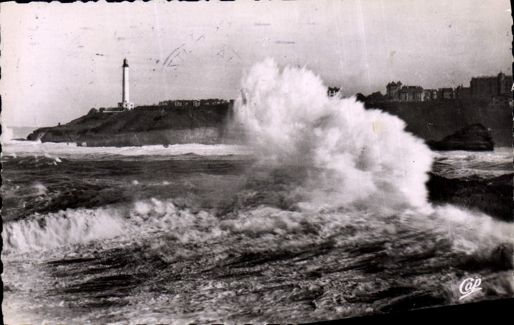 CPM Biarritz Efet de Vagues Dans le Fond le Phare