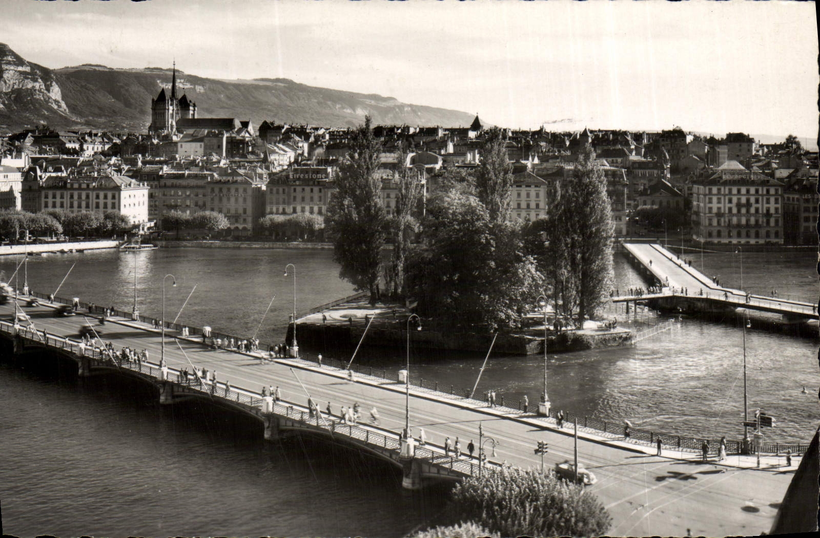 CPM Geneve Le Pont du Mt Blanc Ile Rousseau Le pont des Bergues St Pierre et le Saleve 
