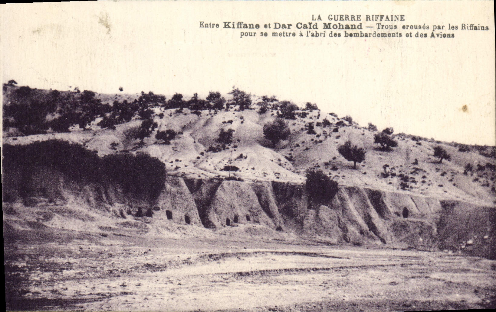 CPA La Guerre Riffaine Entre Kiffane Et Dar Caid Mohand Trous creuses par les Riffains Militaria