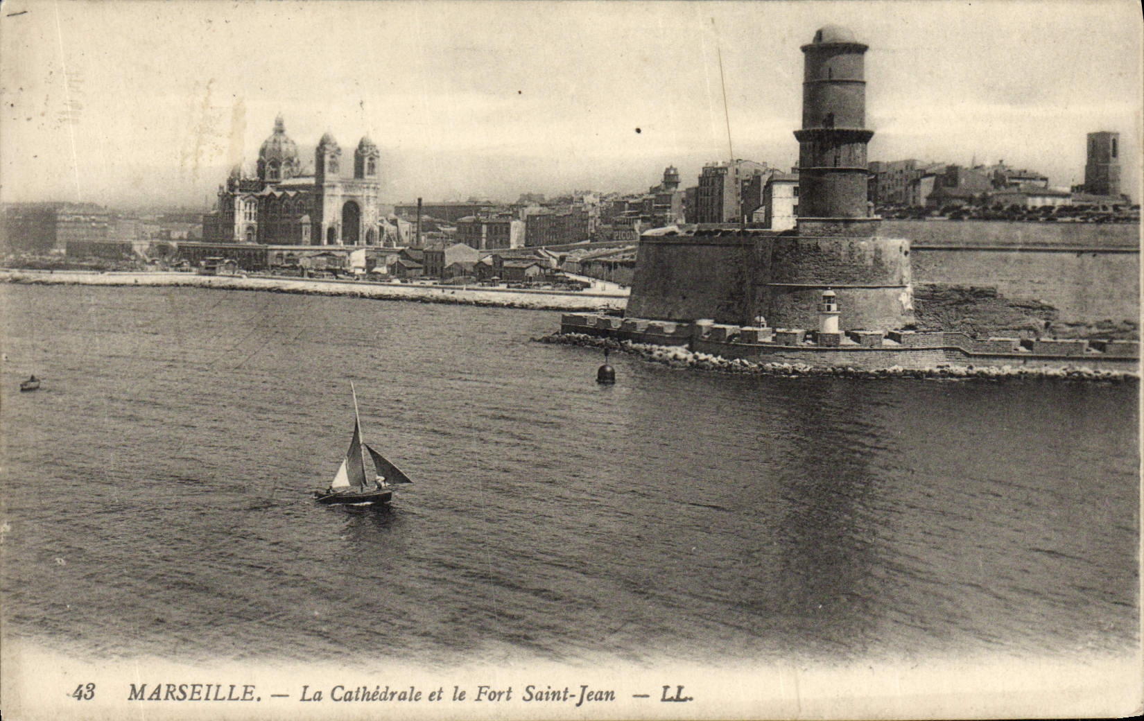 CPA Marseille La Cathedrale Et Le Fort Saint Jean