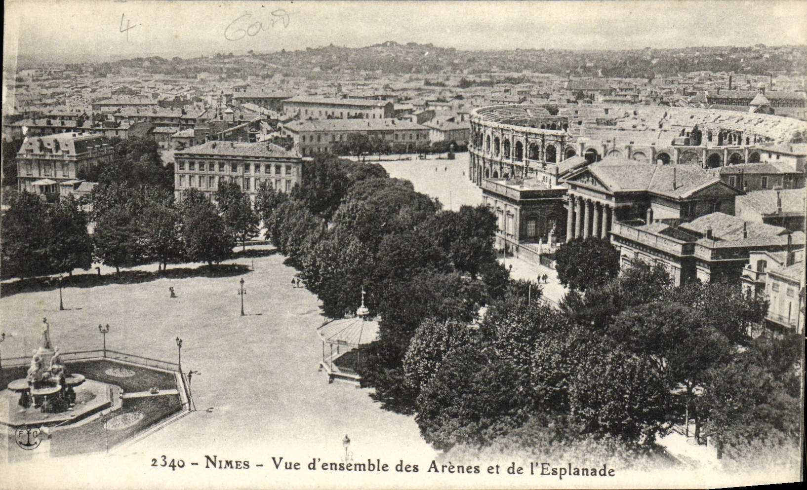 CPA Nimes Vue D'Ensemble Des Arenes Et De I'Esplanade