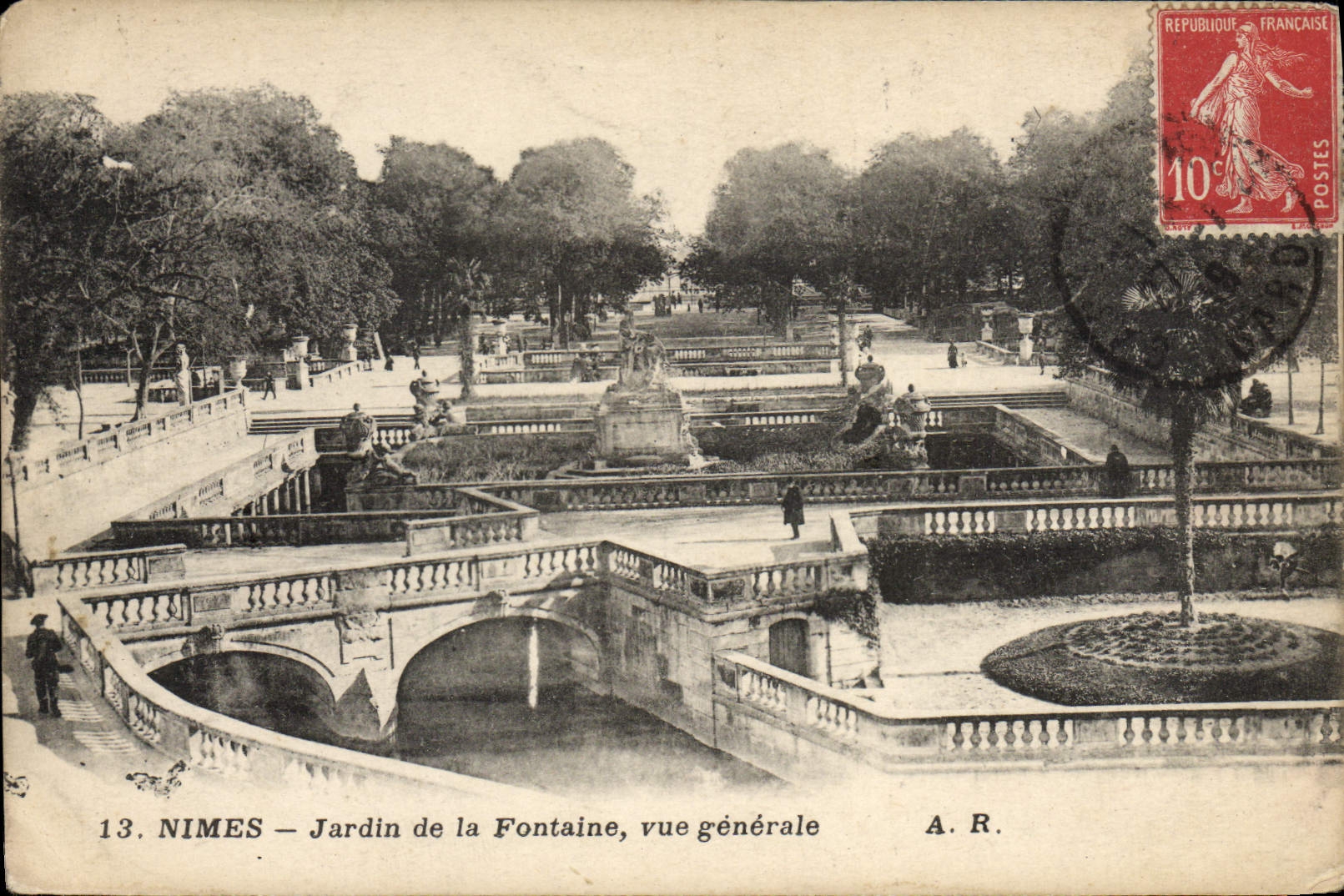 CPA Nimes Jardin De La Fontaine Vue Generale