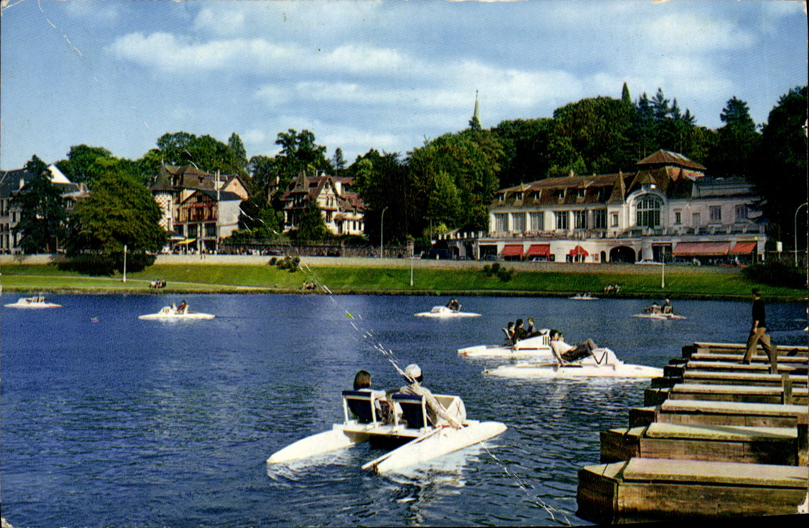 CPM Station thermale de Bagnols de l'Orne Le lac et el casino des thermes Pedalo