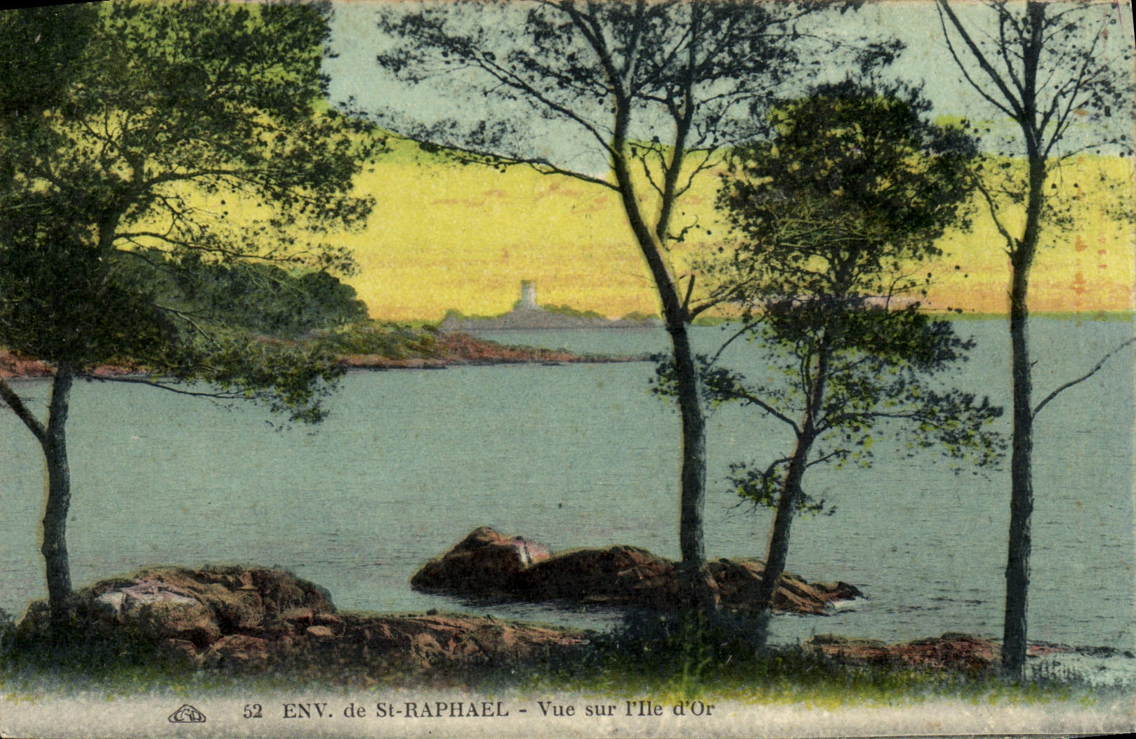 CPA Environs de St Raphael Vue sur l'Ile d'or