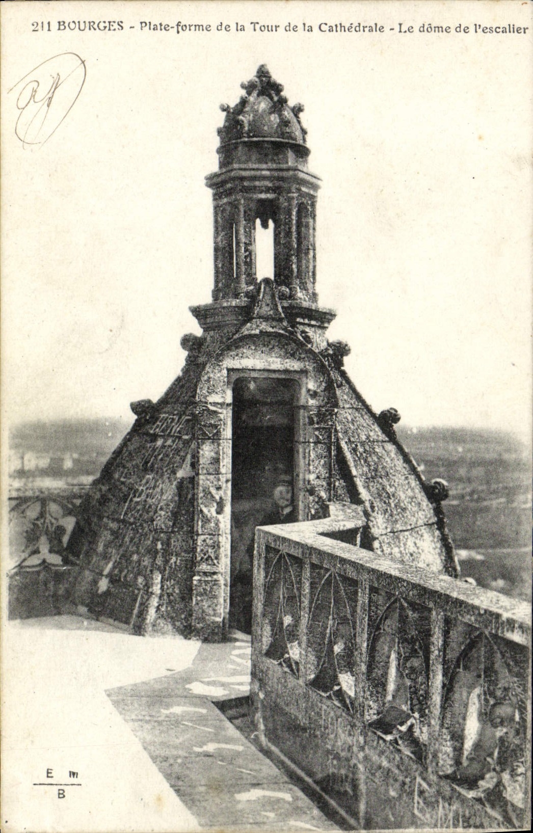 Plataforma de Bourges de la POSTAL de la VENDIMIA de la torre de la catedral la bóveda de la escalera