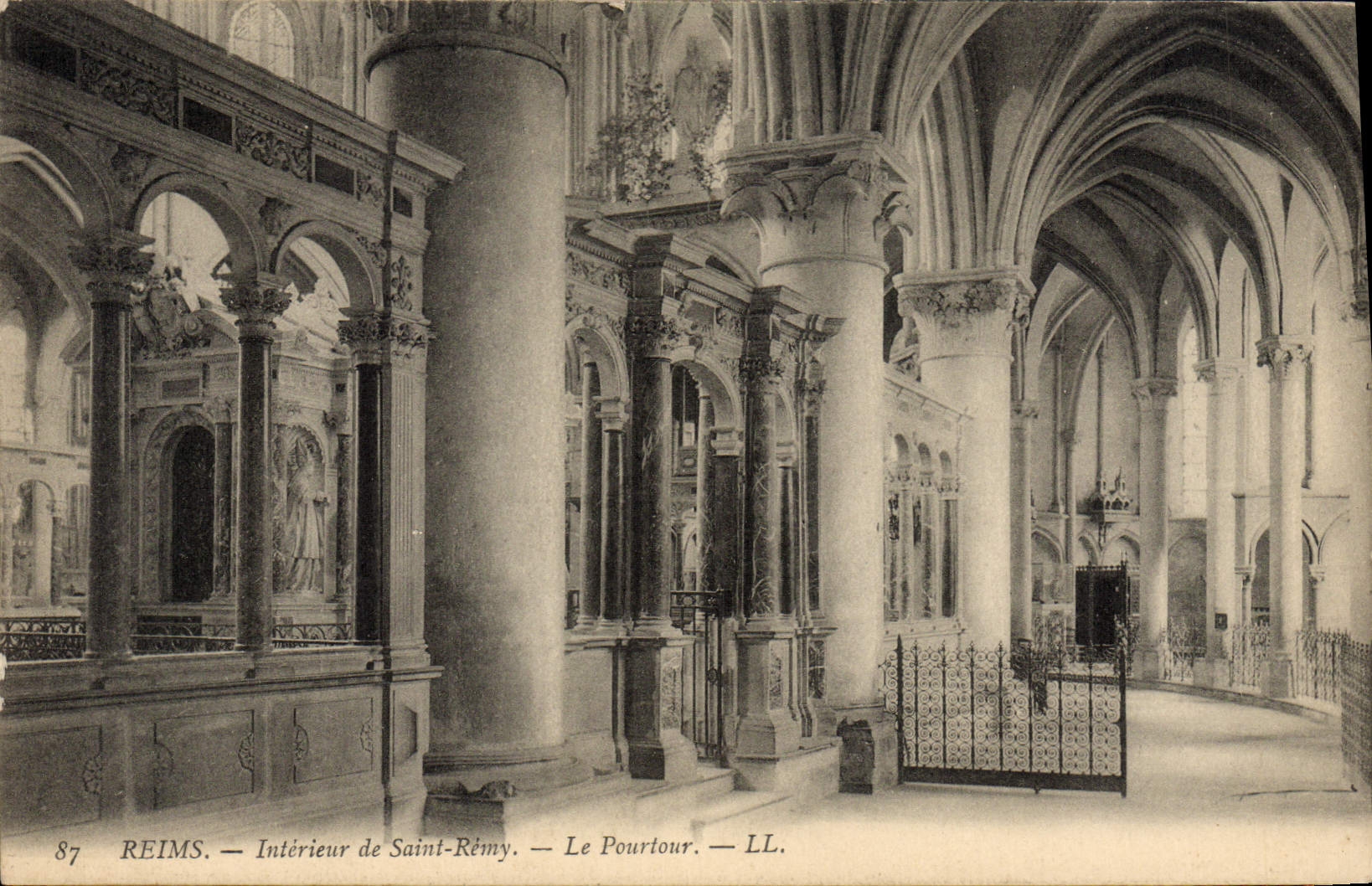 CPA Reims Interieur de Saint Remy Le pourtour 