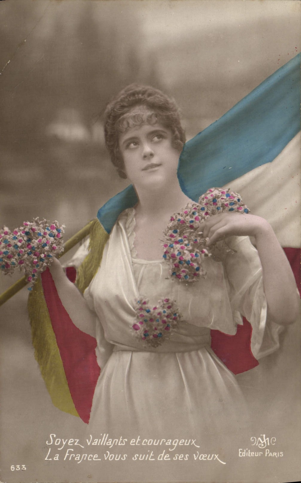 CPA Fantaisie Femme Drapeau