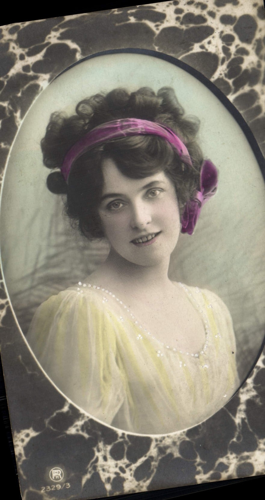 Mujer de la fantasía de la POSTAL de la VENDIMIA