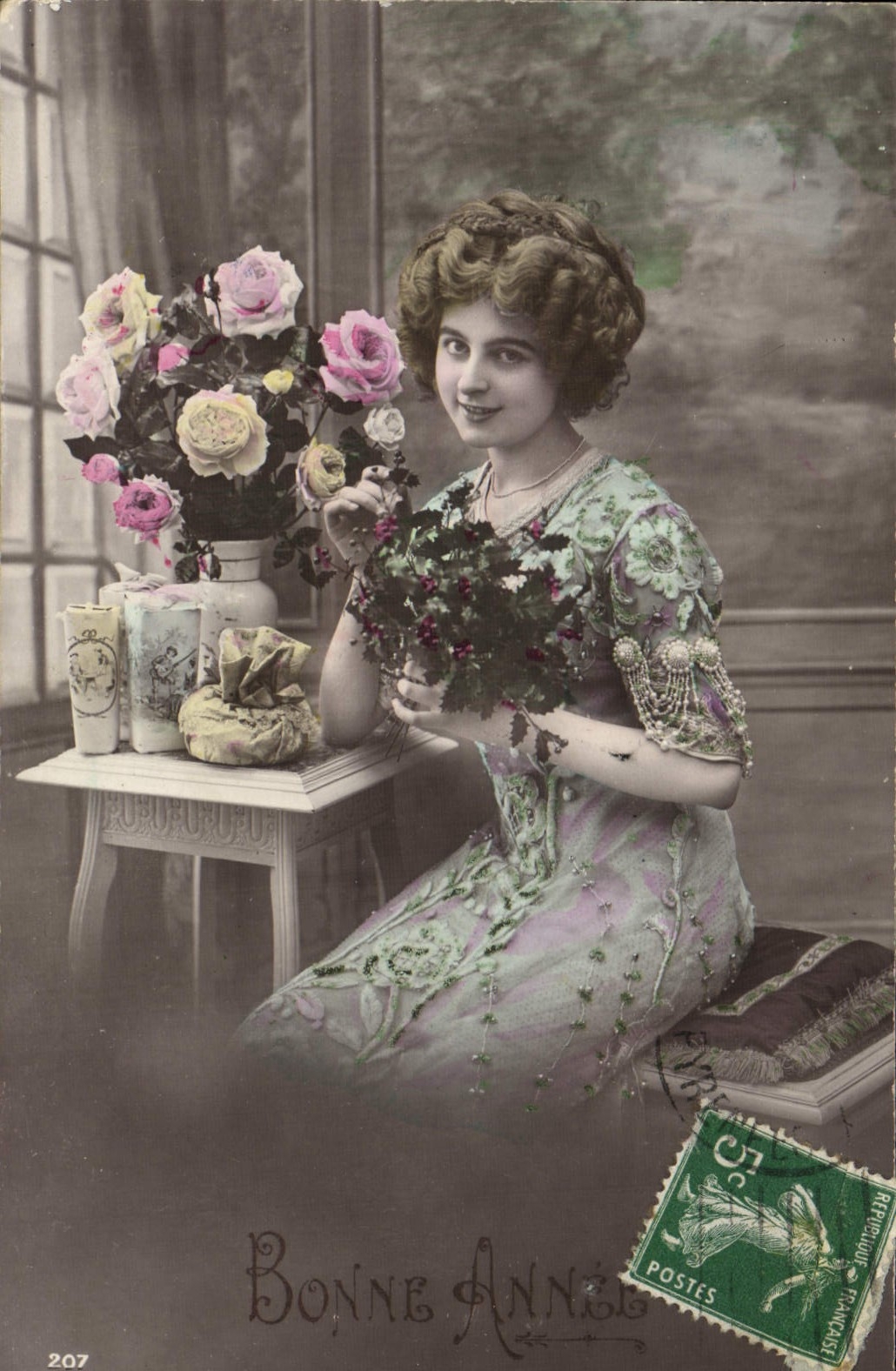 Mujer de la fantasía de la POSTAL de la VENDIMIA