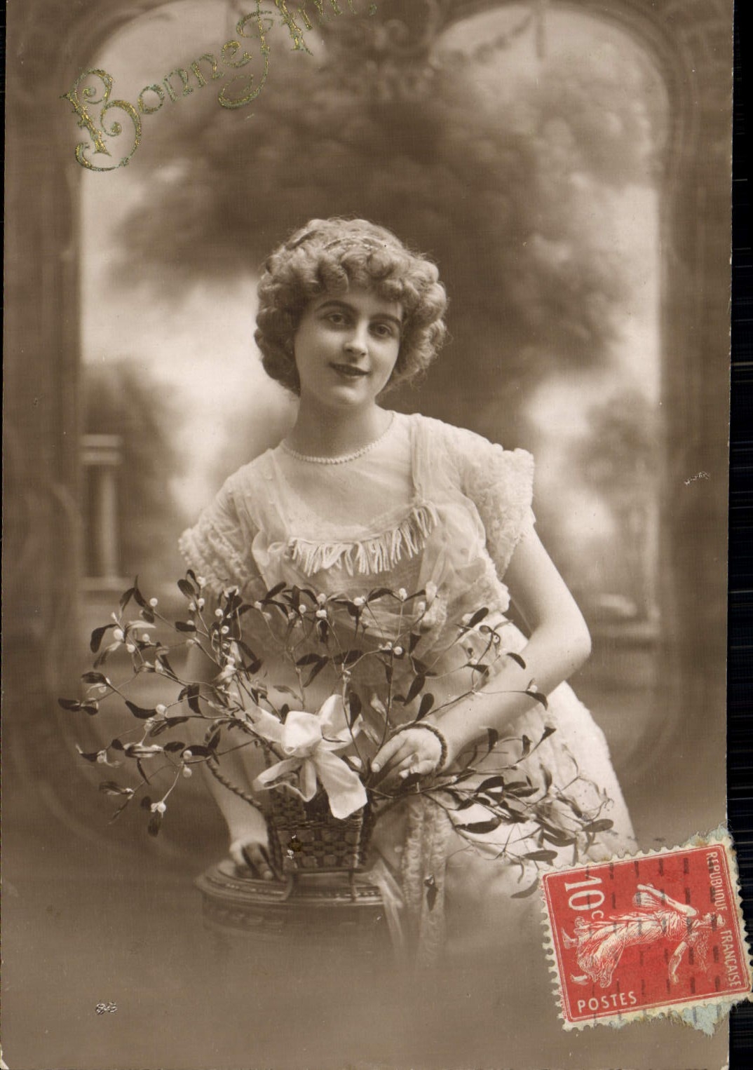 Mujer de la fantasía de la POSTAL de la VENDIMIA