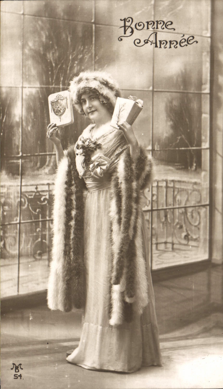 Mujer de la fantasía de la POSTAL de la VENDIMIA