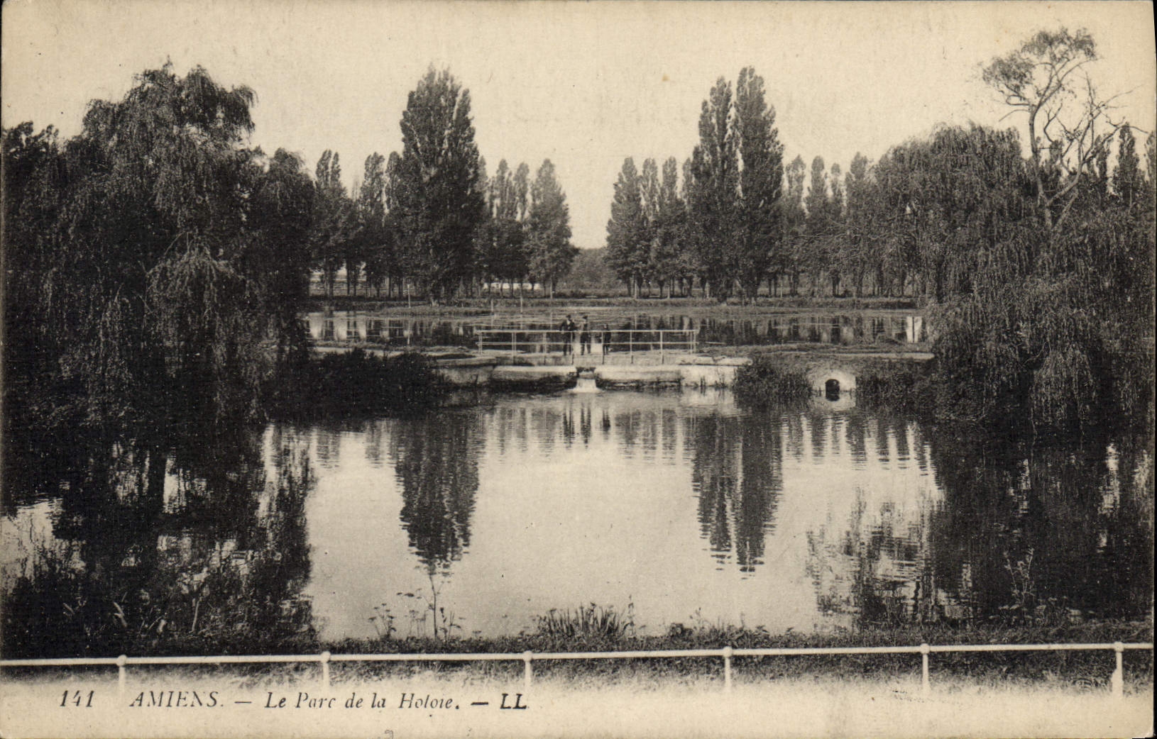 VINTAGE POSTCARD Amiens the park of Hotoie