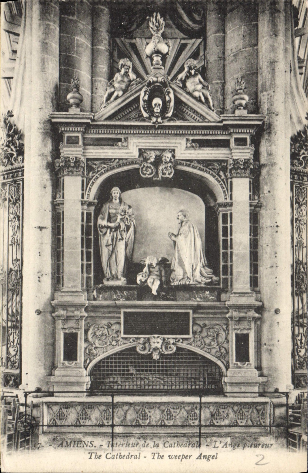 VINTAGE POSTCARD Interior Amiens Of the Cathedral the whining Angel