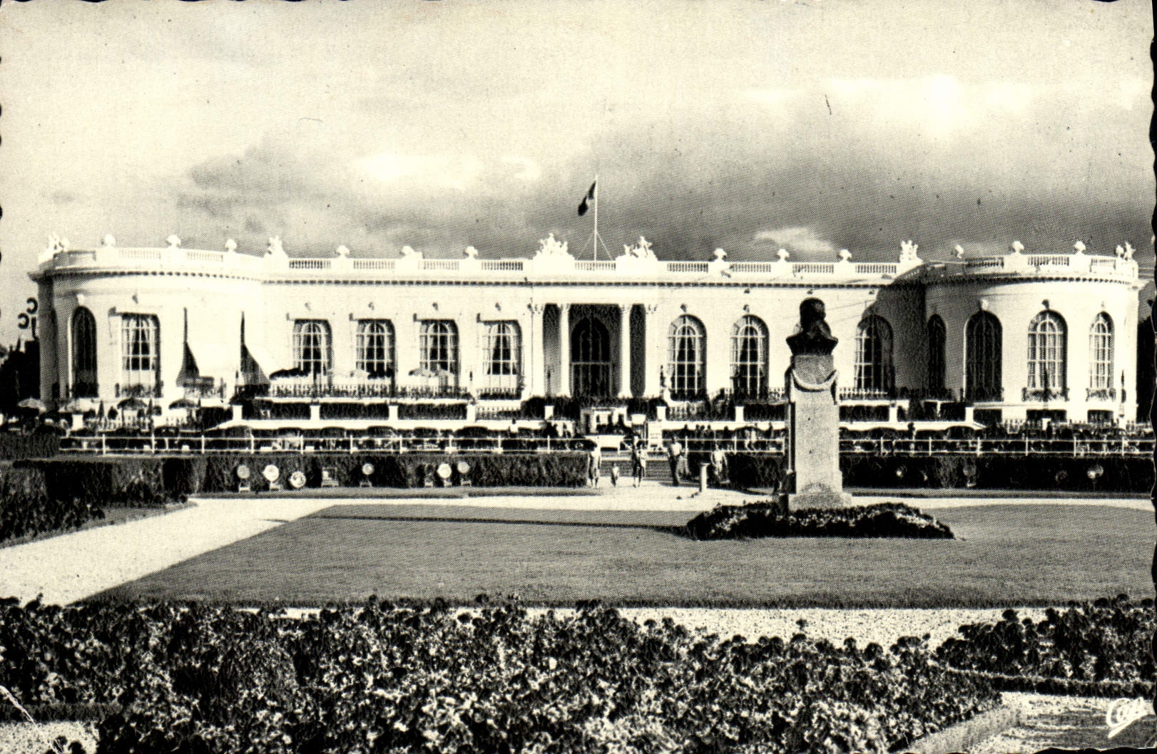 CPM Deauville La Plage fleurie Le Casino et les jardins