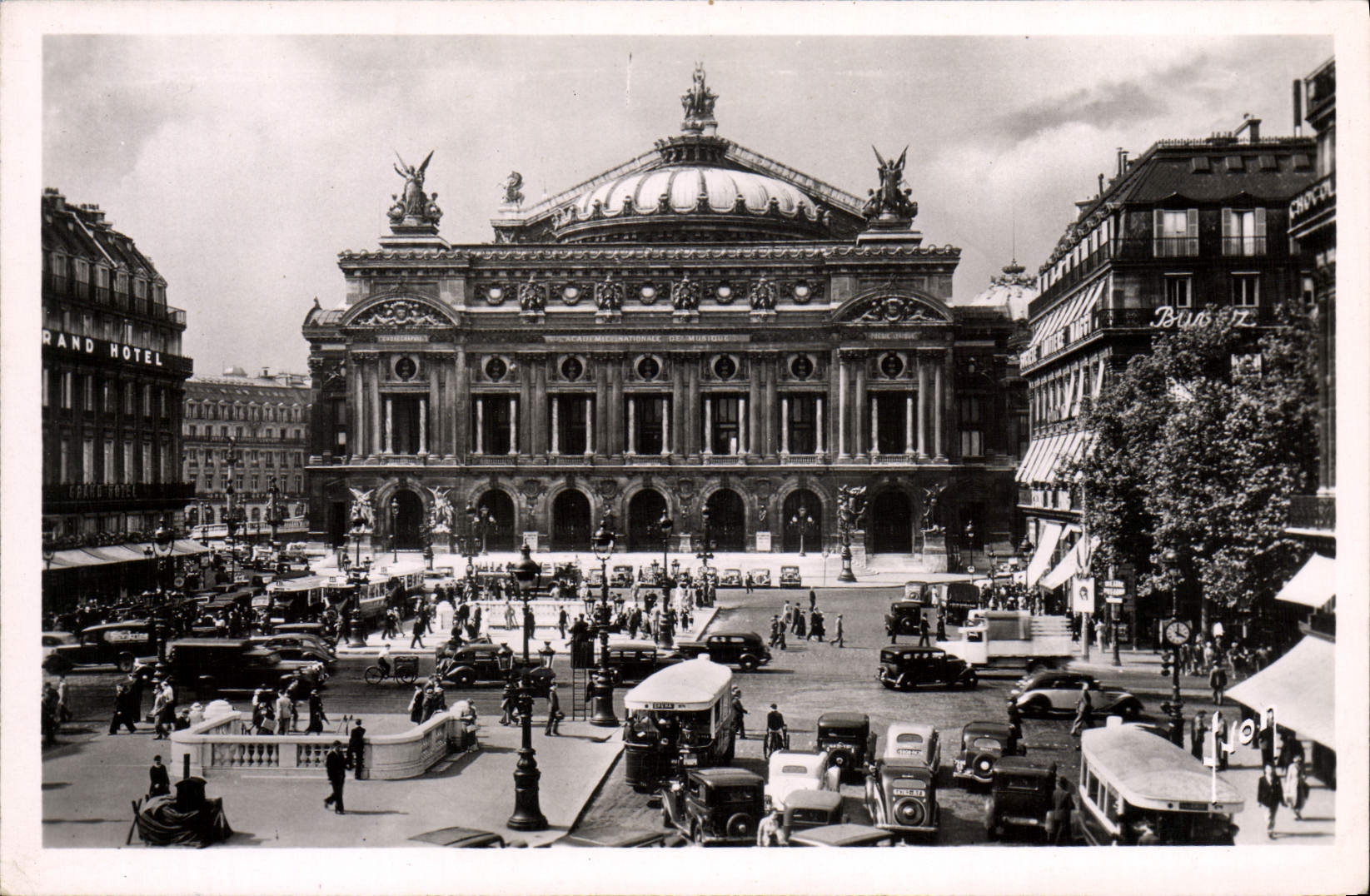 CPM Paris En Flanant Place De I'Opera