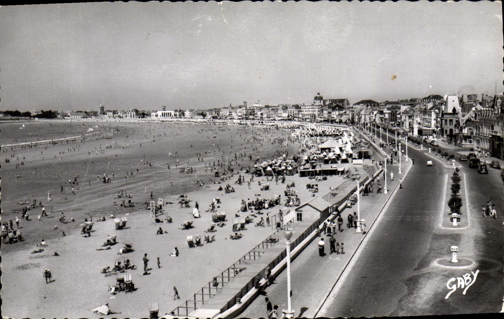 CPM Les Sables D'Olonne Le Remblai et la plage 