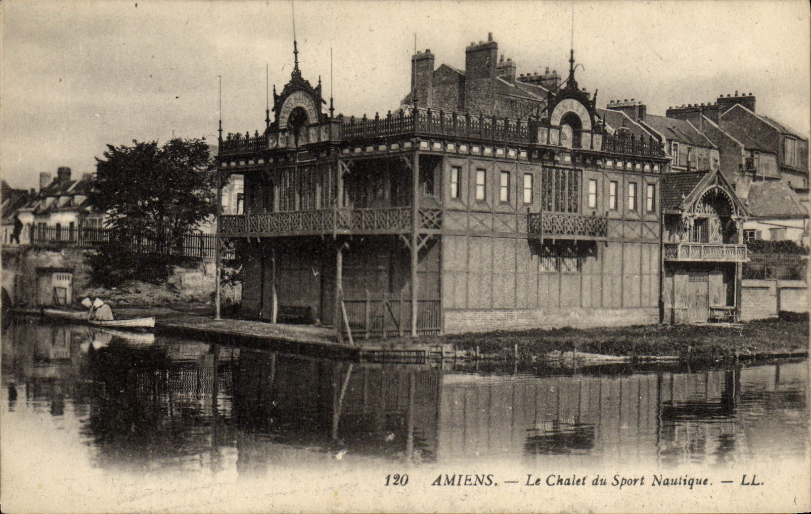 VINTAGE POSTCARD Amiens the Country cottage of Water sport