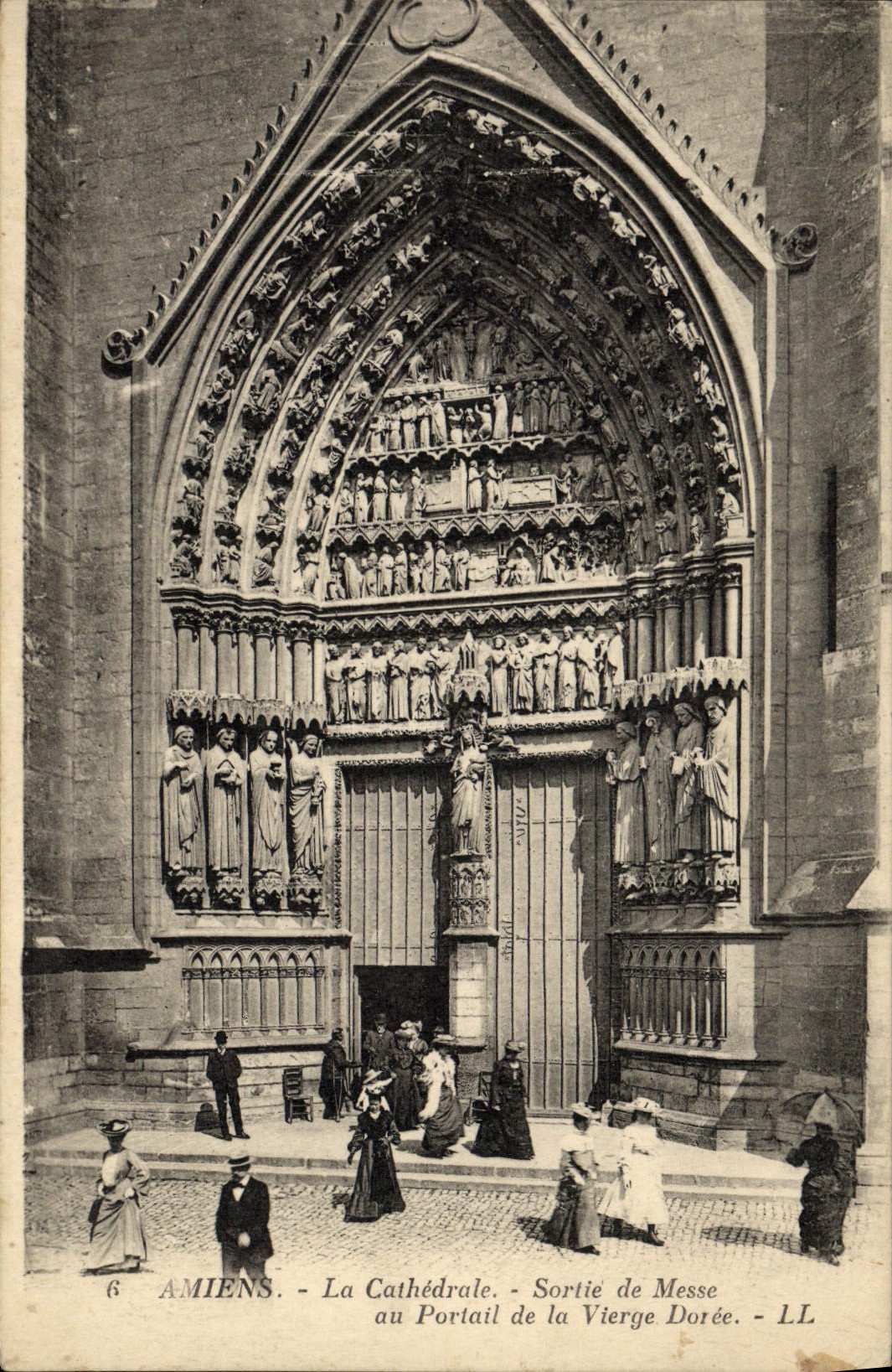 CPA Amiens La Cathedrale Sortie de Messe au portail de la vierge doree