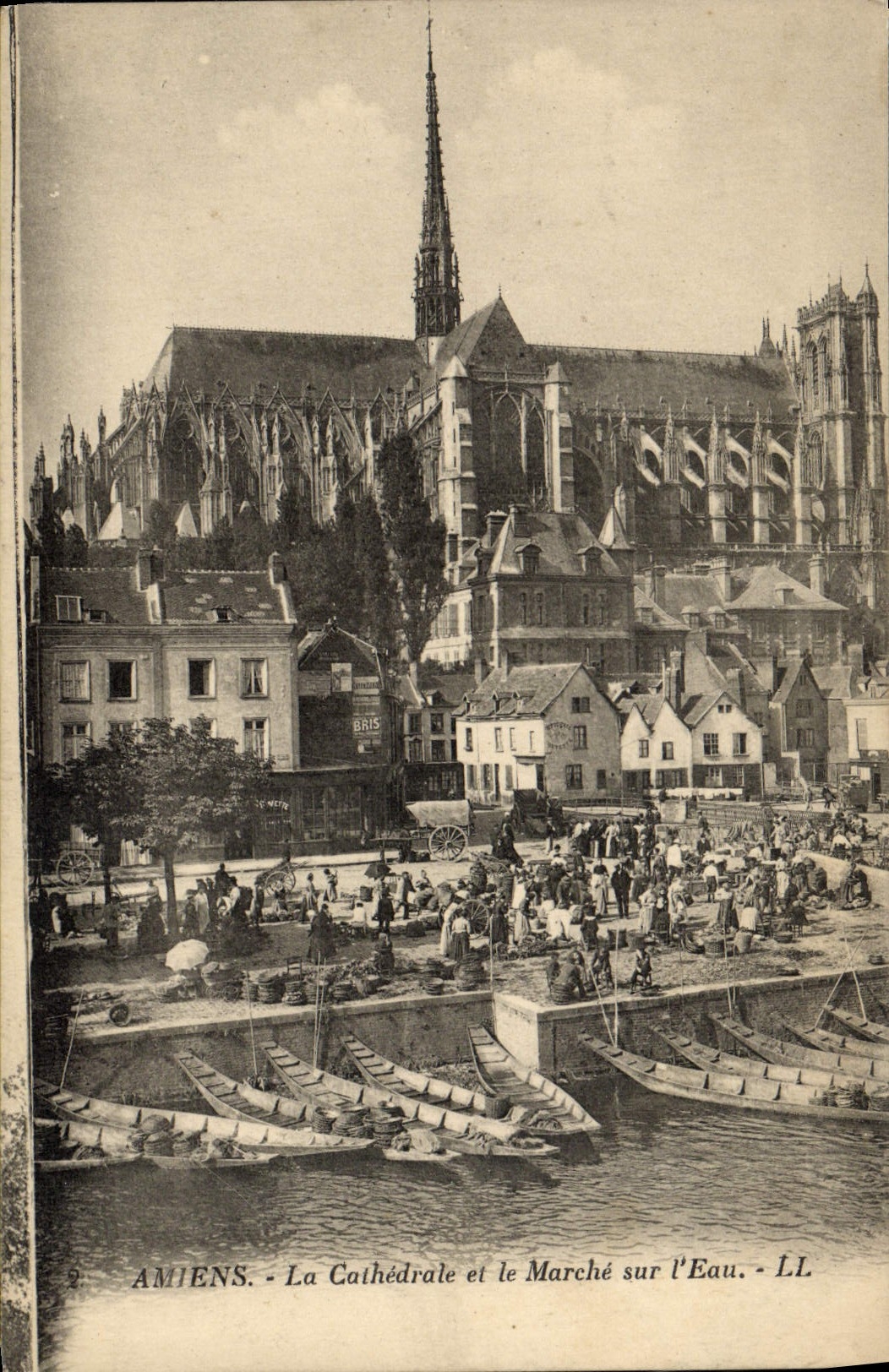 CPA Amiens La cathedrale et le Marche Sur L'Eau