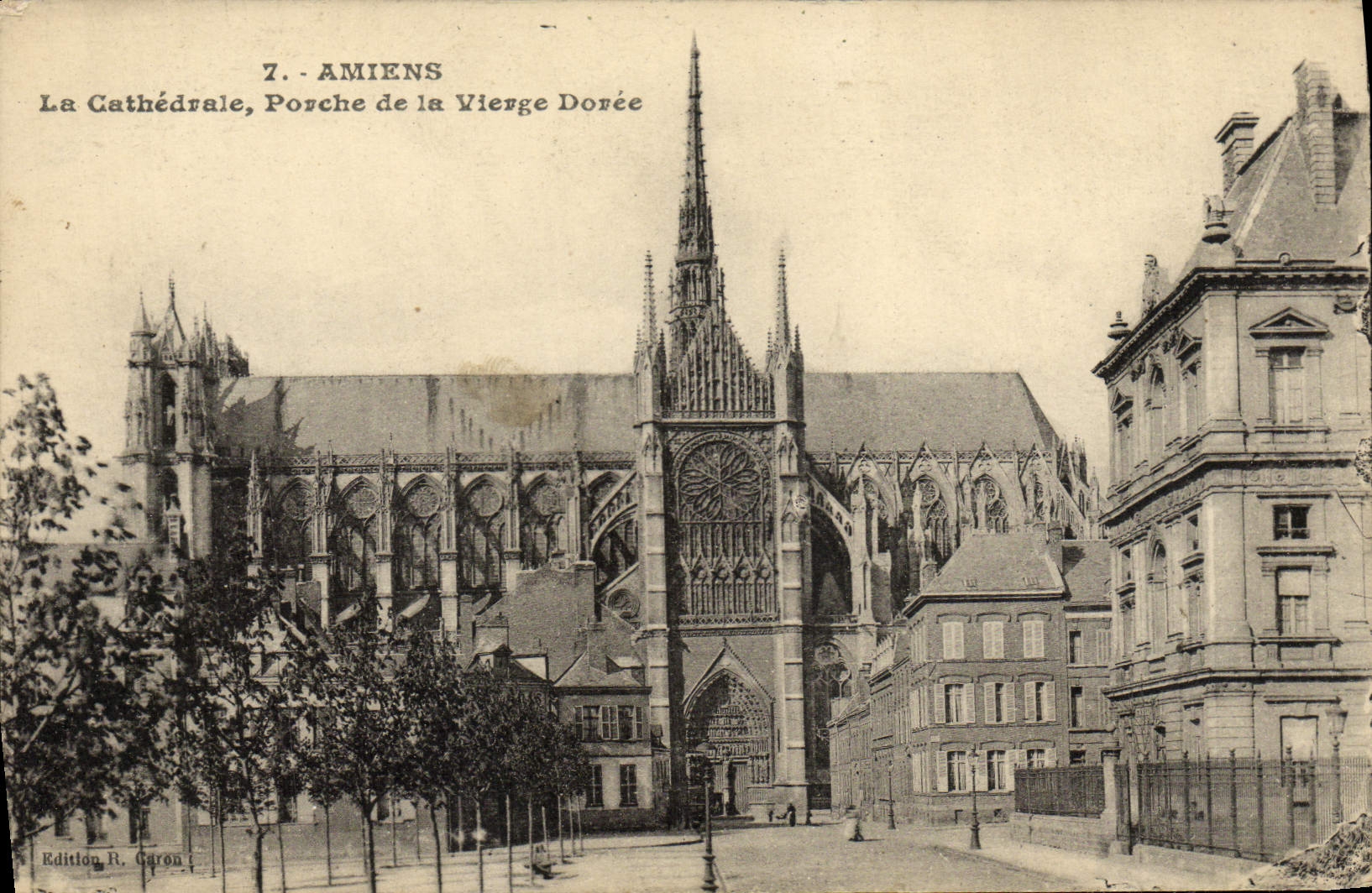 VINTAGE POSTCARD Amiens the cathedral virgin Porched E it golden