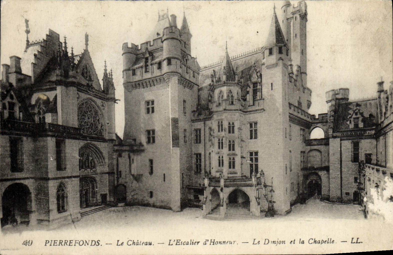CPA Pierrefonds le chateau L'Escalier d'honneur Le donjon et la chapelle