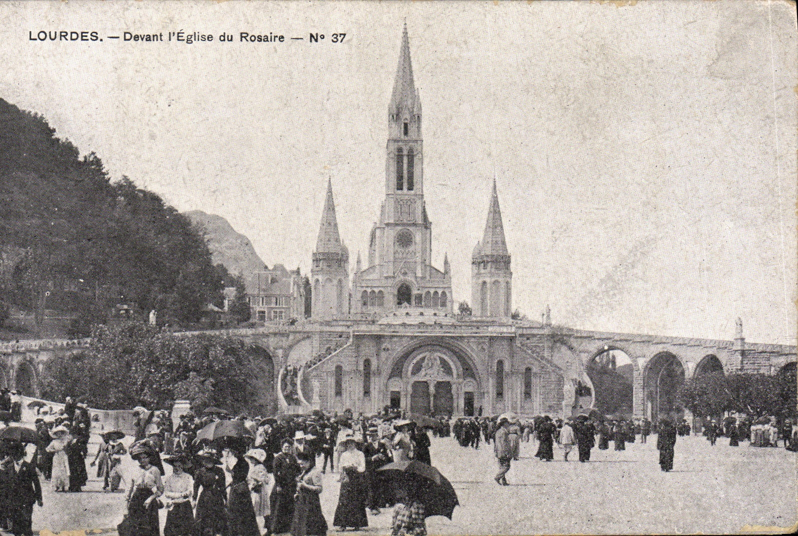 CPA Lourdes Devant l'Eglise Du Rosaire