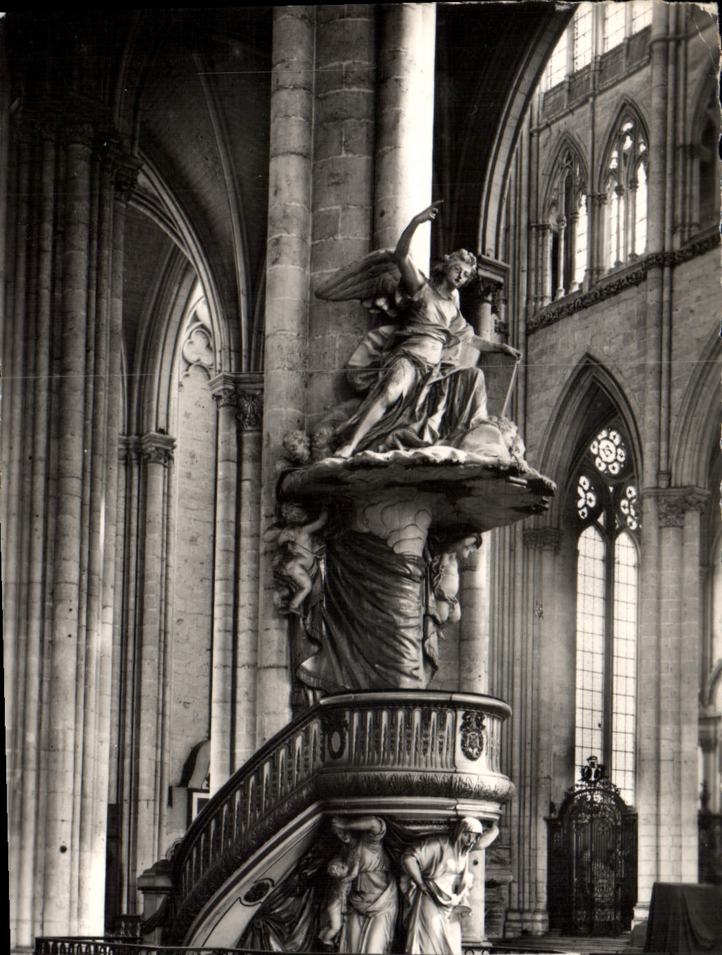 CPM Amiens La Cathedrale La Chaire