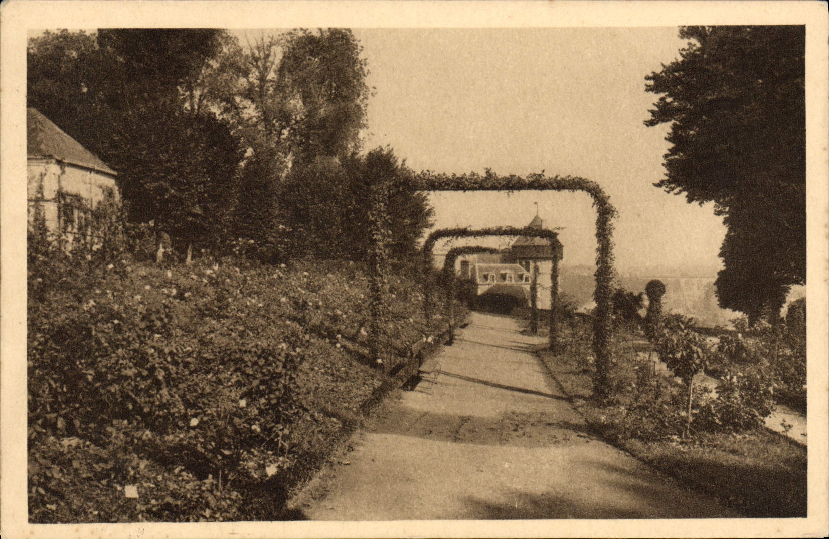 POSTAL MODERNA Laval el jardín Perrine