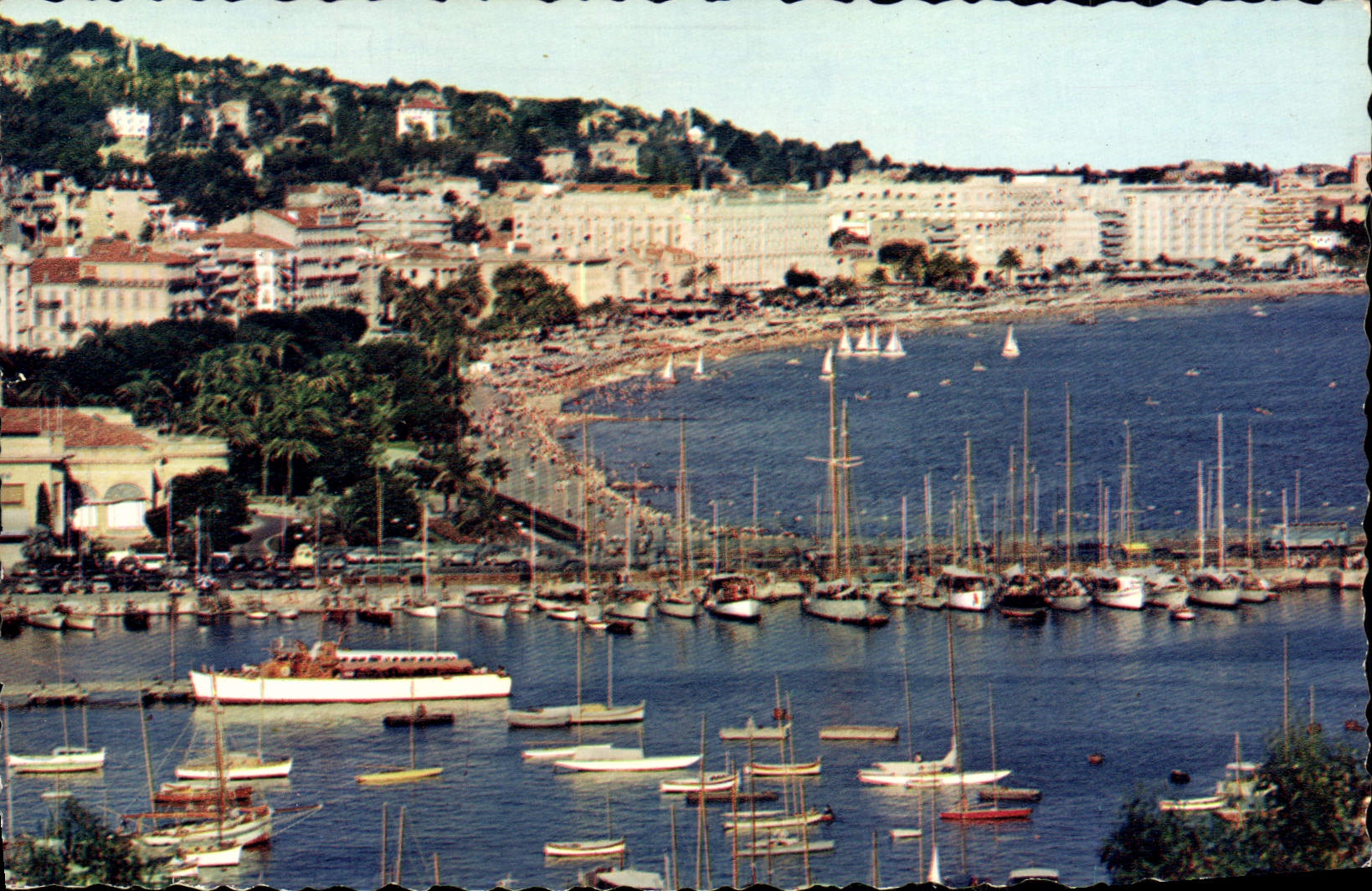 CPM Cannes Vue Generale Sur Le Port Bateaux