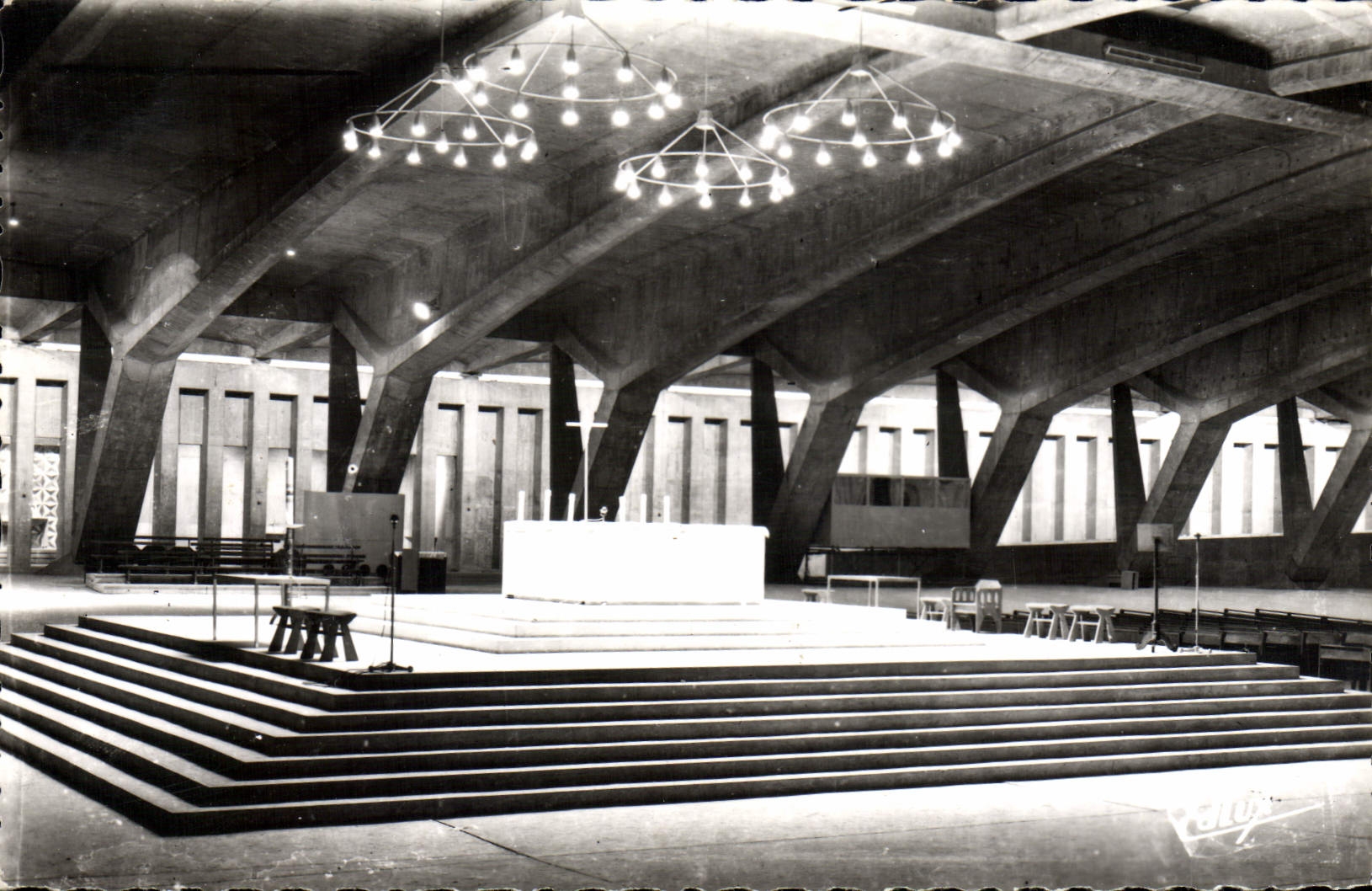 CPM Lourdes la Basilique Souterraine St Pie X