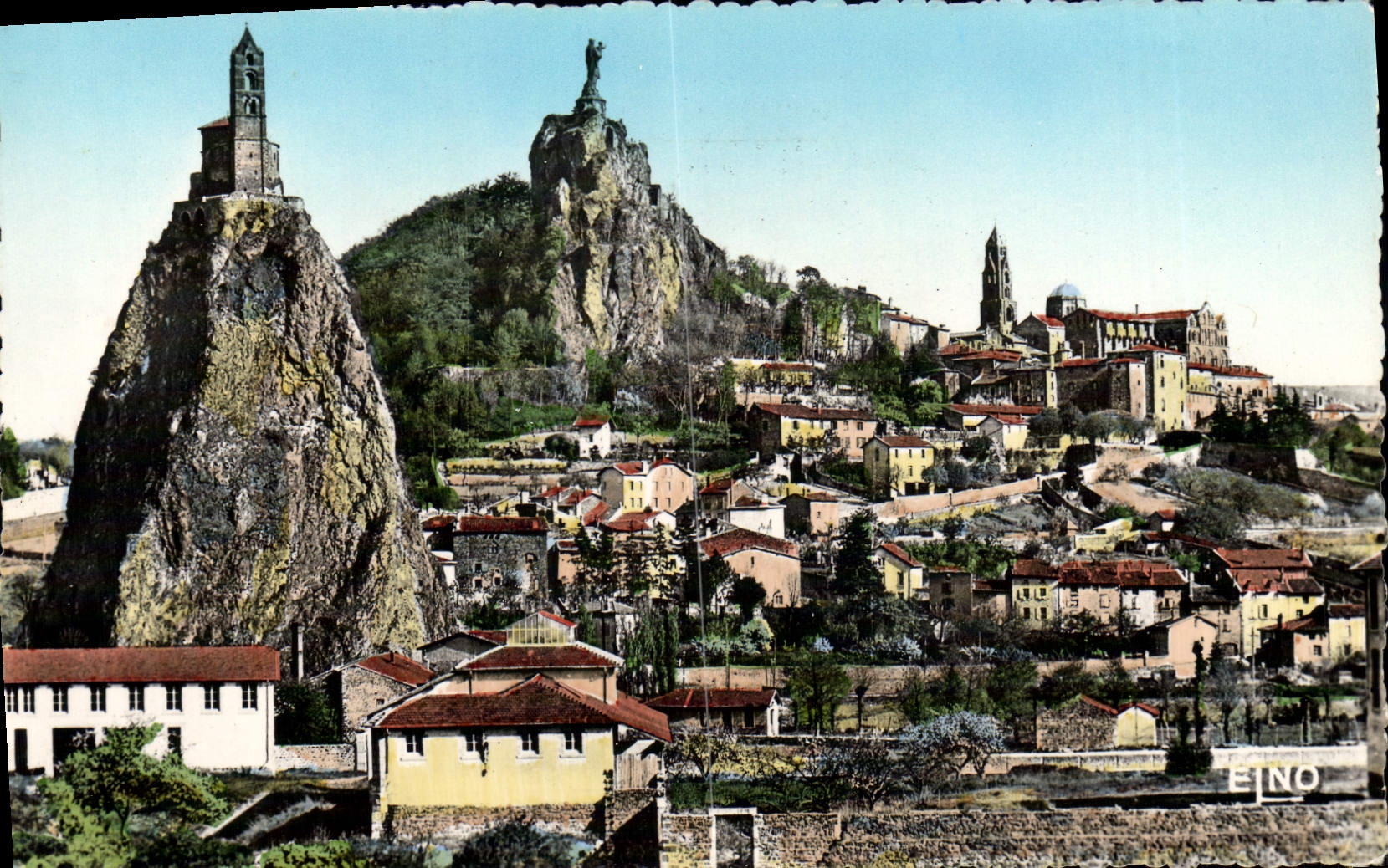 CPM Le Puy En Velay Vue D'Ensemble Sur Le Rocher d'Aiguilhe