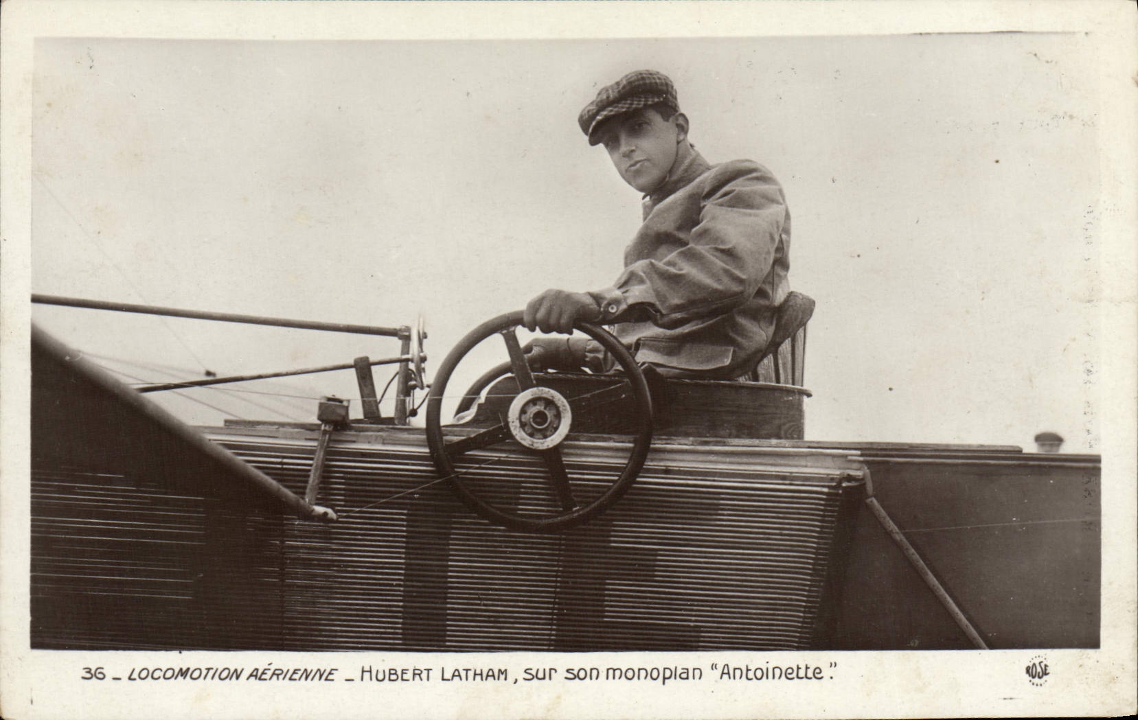 CPA Aviation Avion Hubert Latham sur son monoplan Antoinette