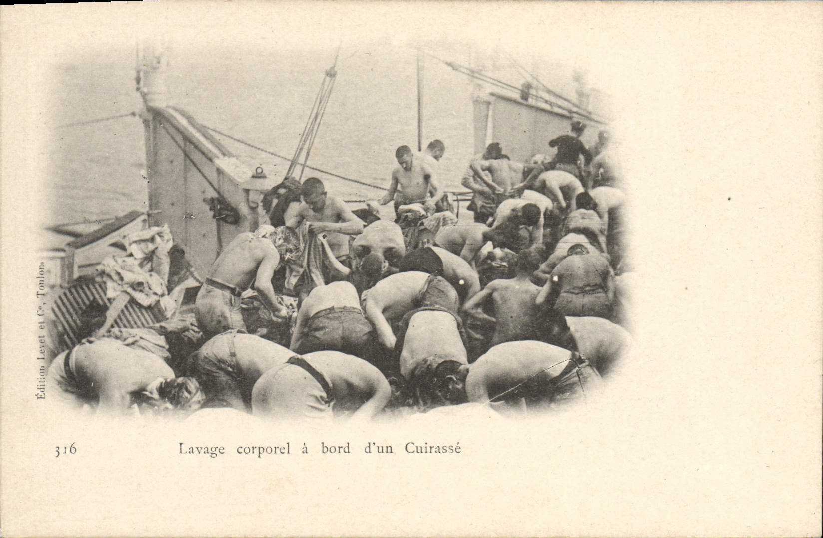 CPA Bateau Guerre Lavage corporel a bord d'un cuirasse
