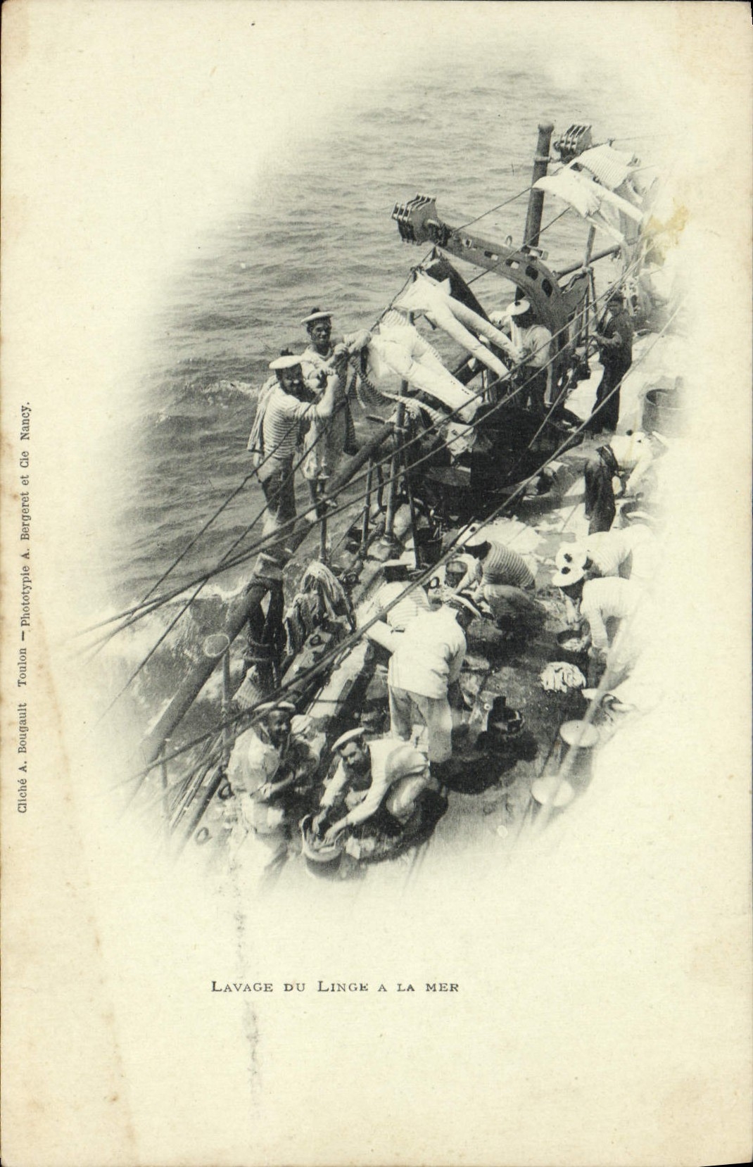 CPA Bateau Guerre Lavage du linge a la mer 