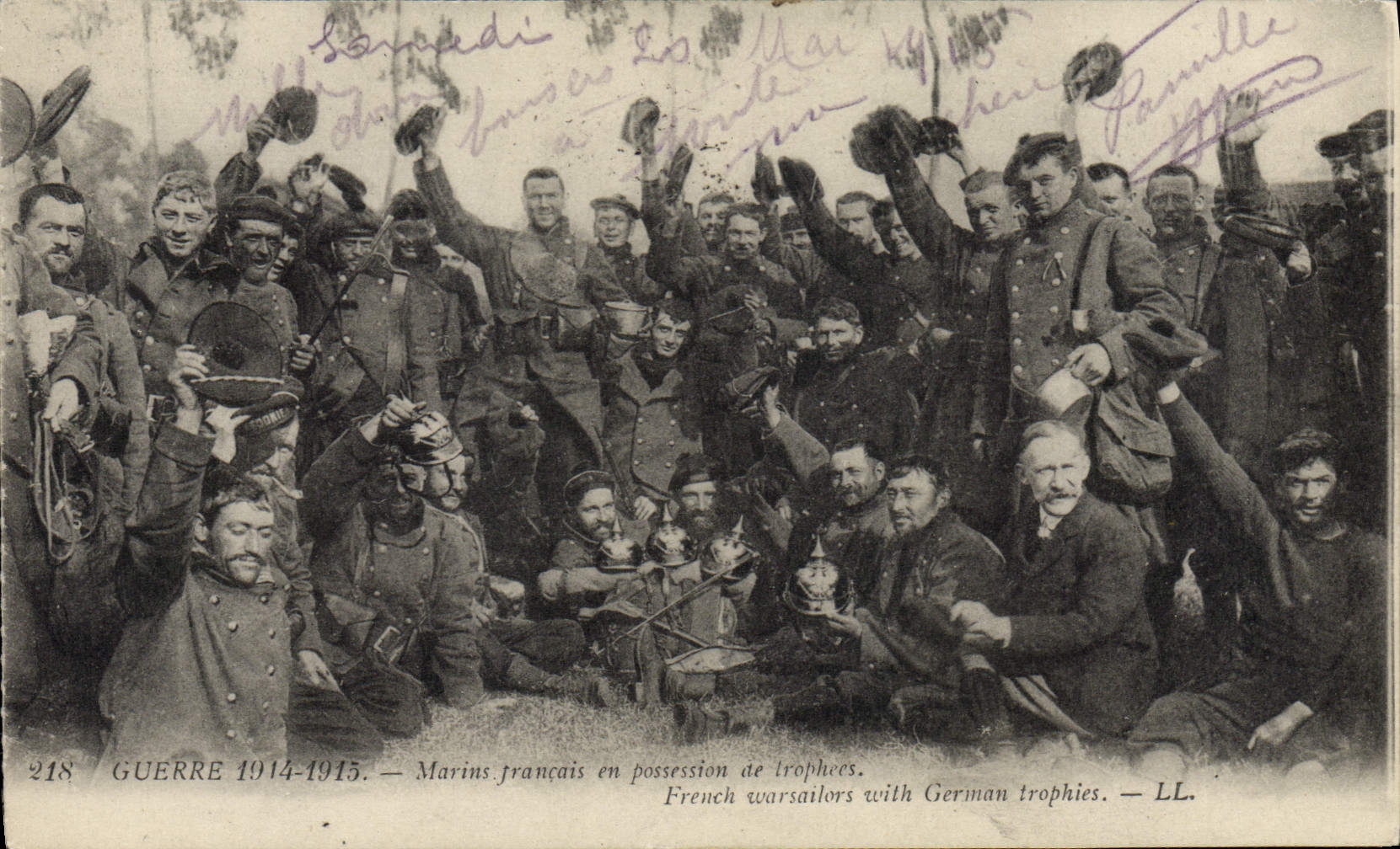 CPA Bateau Guerre 1914 1915 Marins francais en possession de trophees