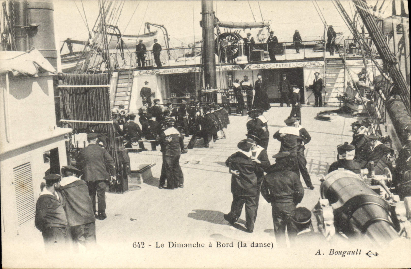CPA Bateau Guerre le dimanche a bord La danse 