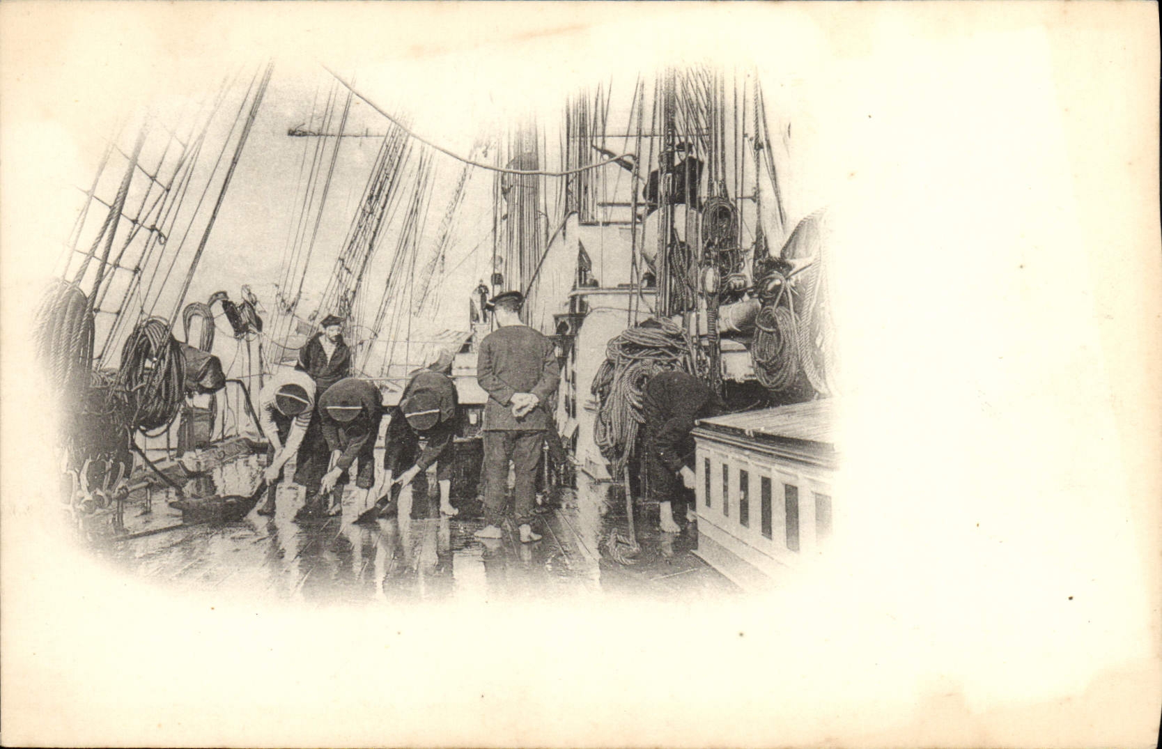 VINTAGE POSTCARD Boat War Sailors