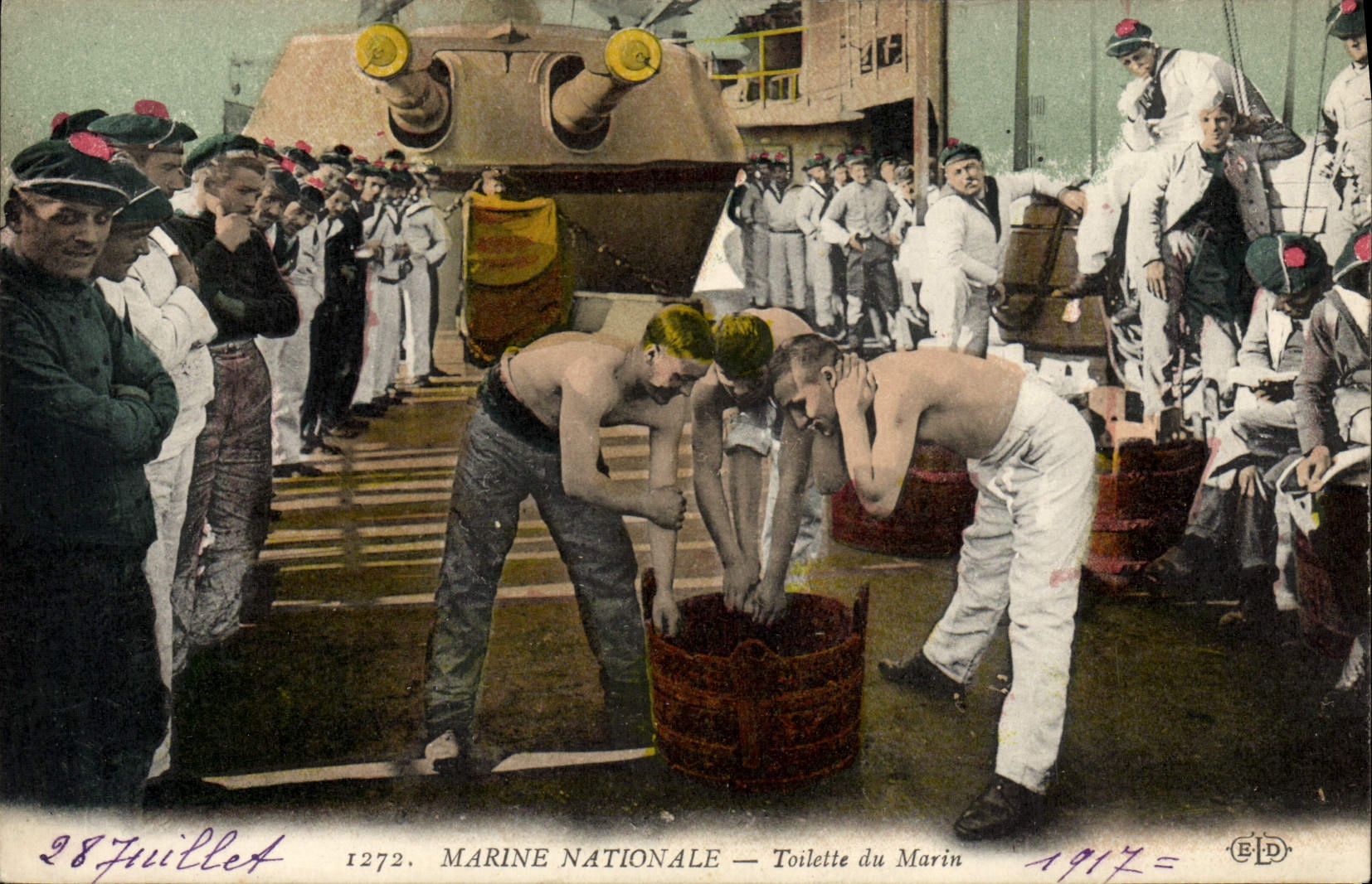 CPA Bateau Guerre Marine nationale Toilette du marin