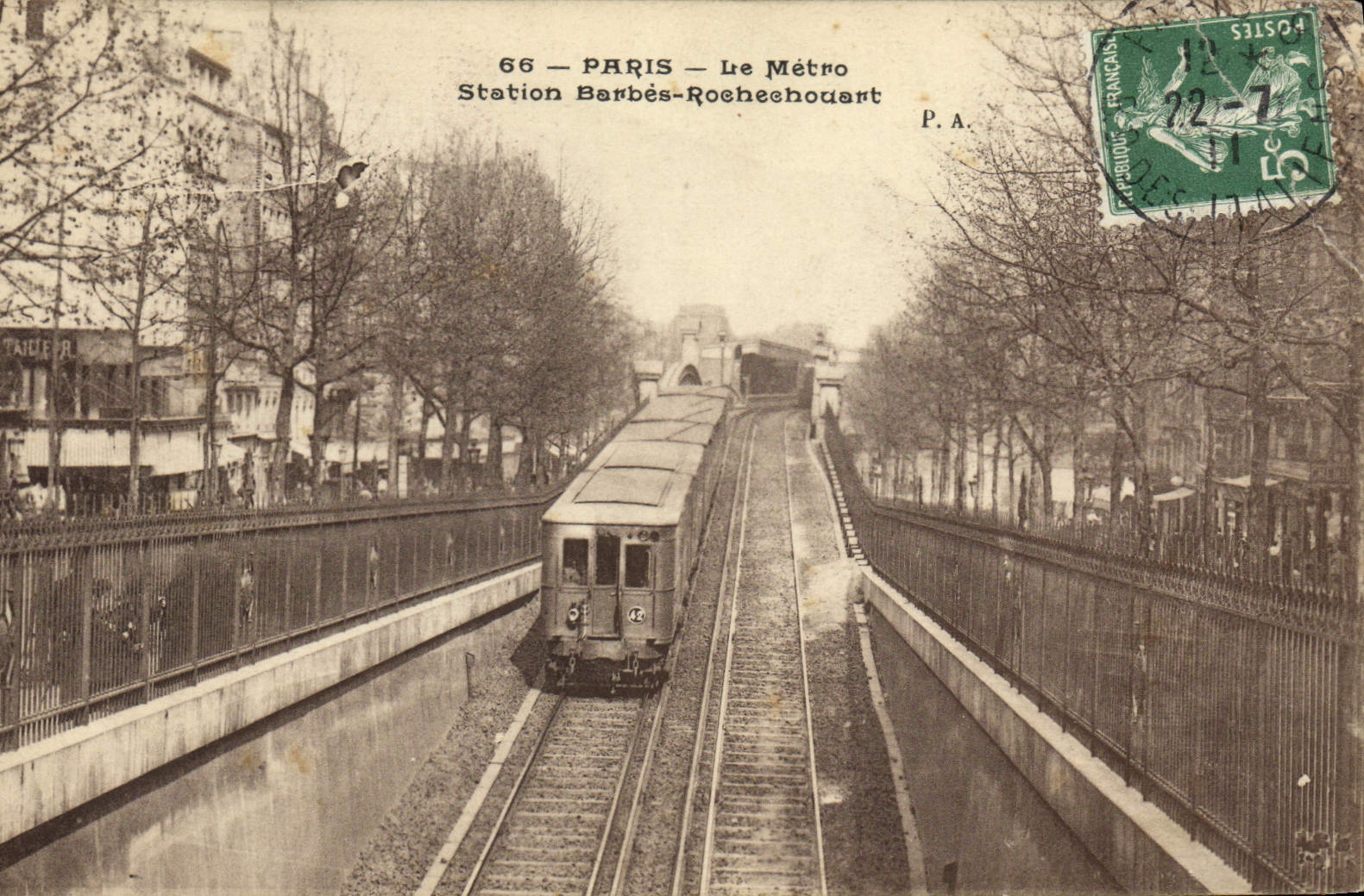 CPA Train Paris Le metro Station Barbes Rochechouart