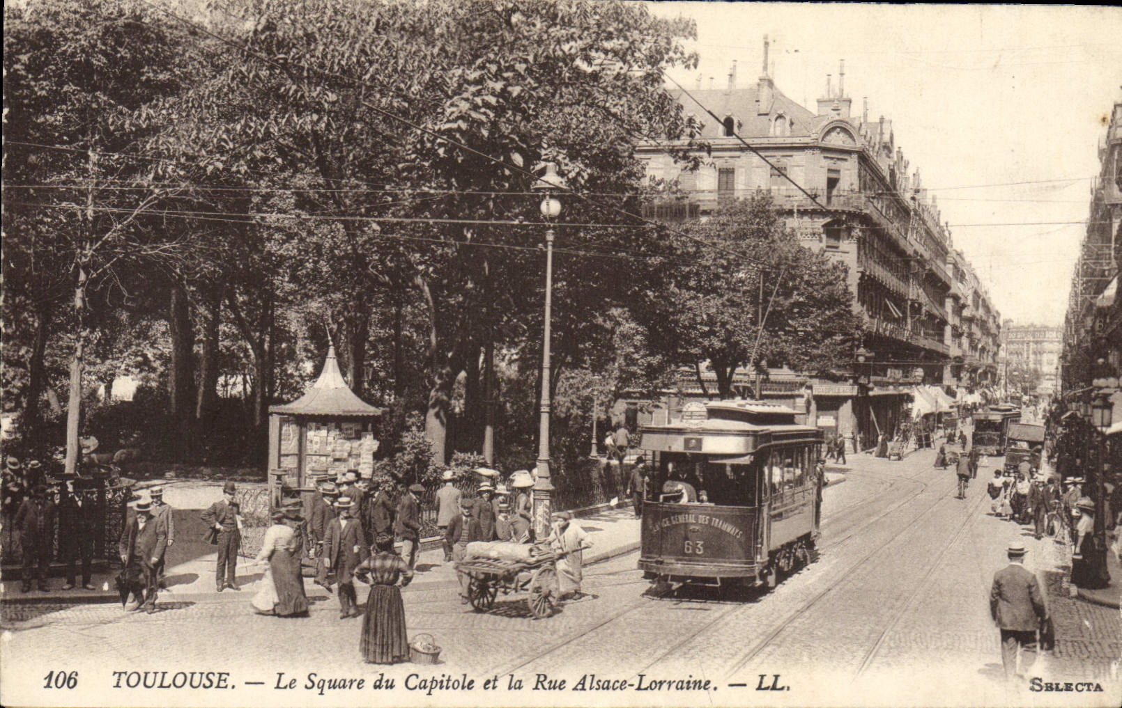 CPA Tramway Train Toulouse le square du Capitole et la rue Alsace Lorraine