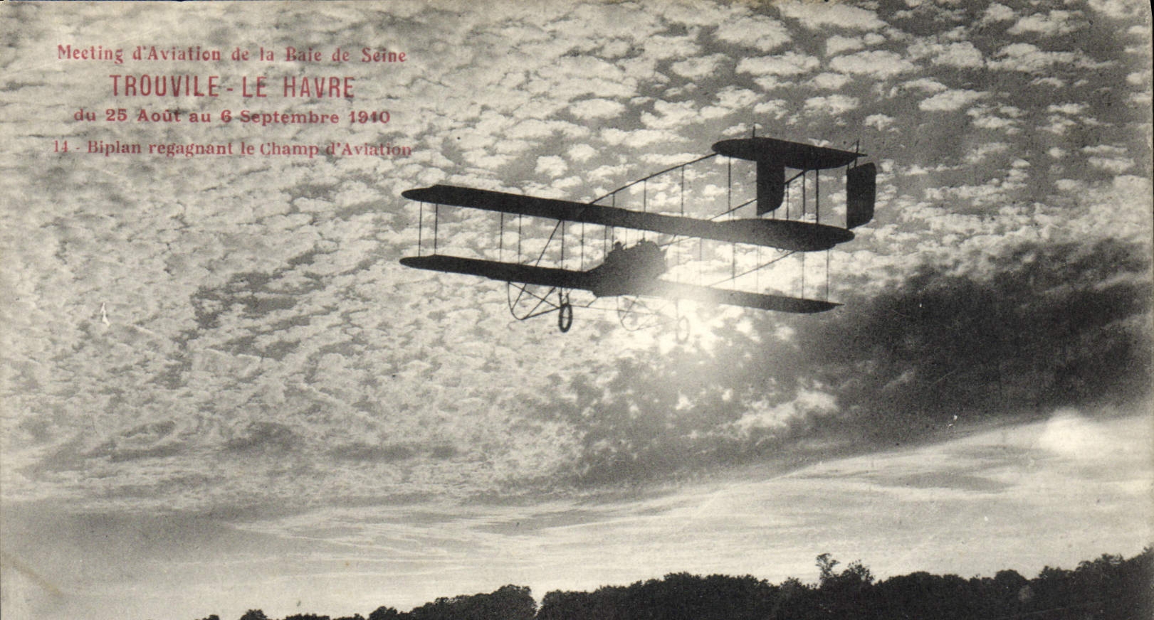 CPA Avion Aviation Meeting d'aviation de la baie de Seine Trouville Le Havre Biplan regagnant le champ d'aviation