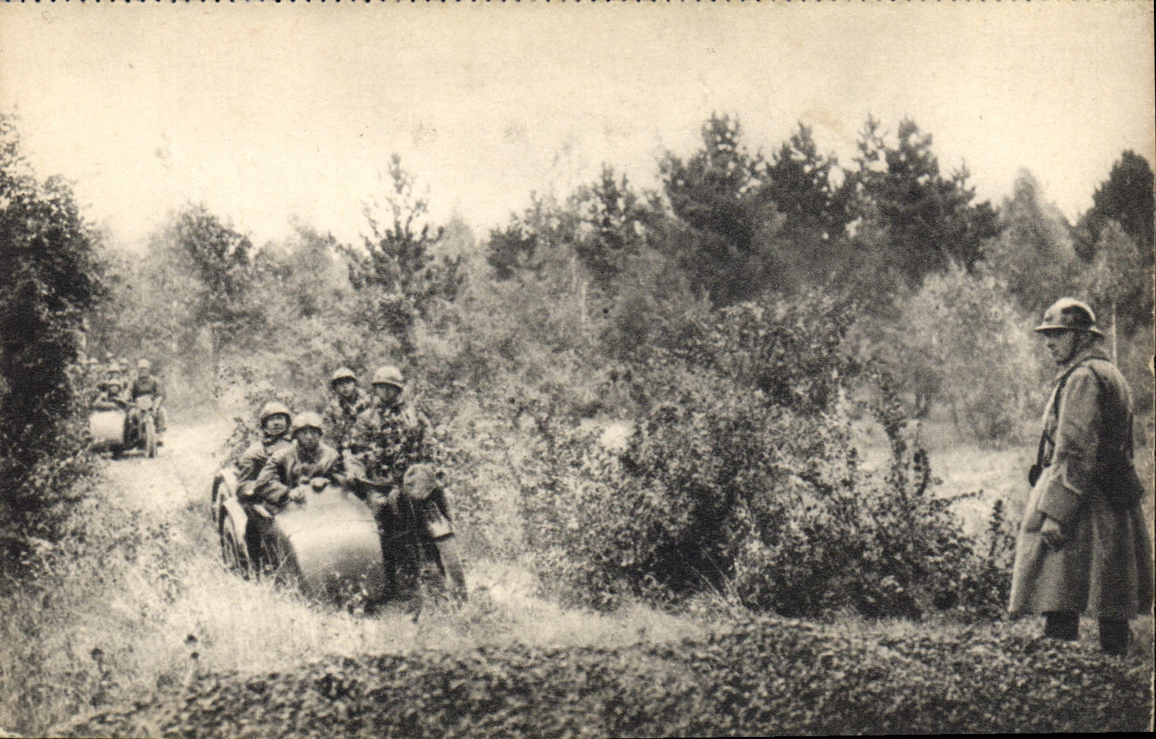 CPA Groupe de combat motorise Militaria 